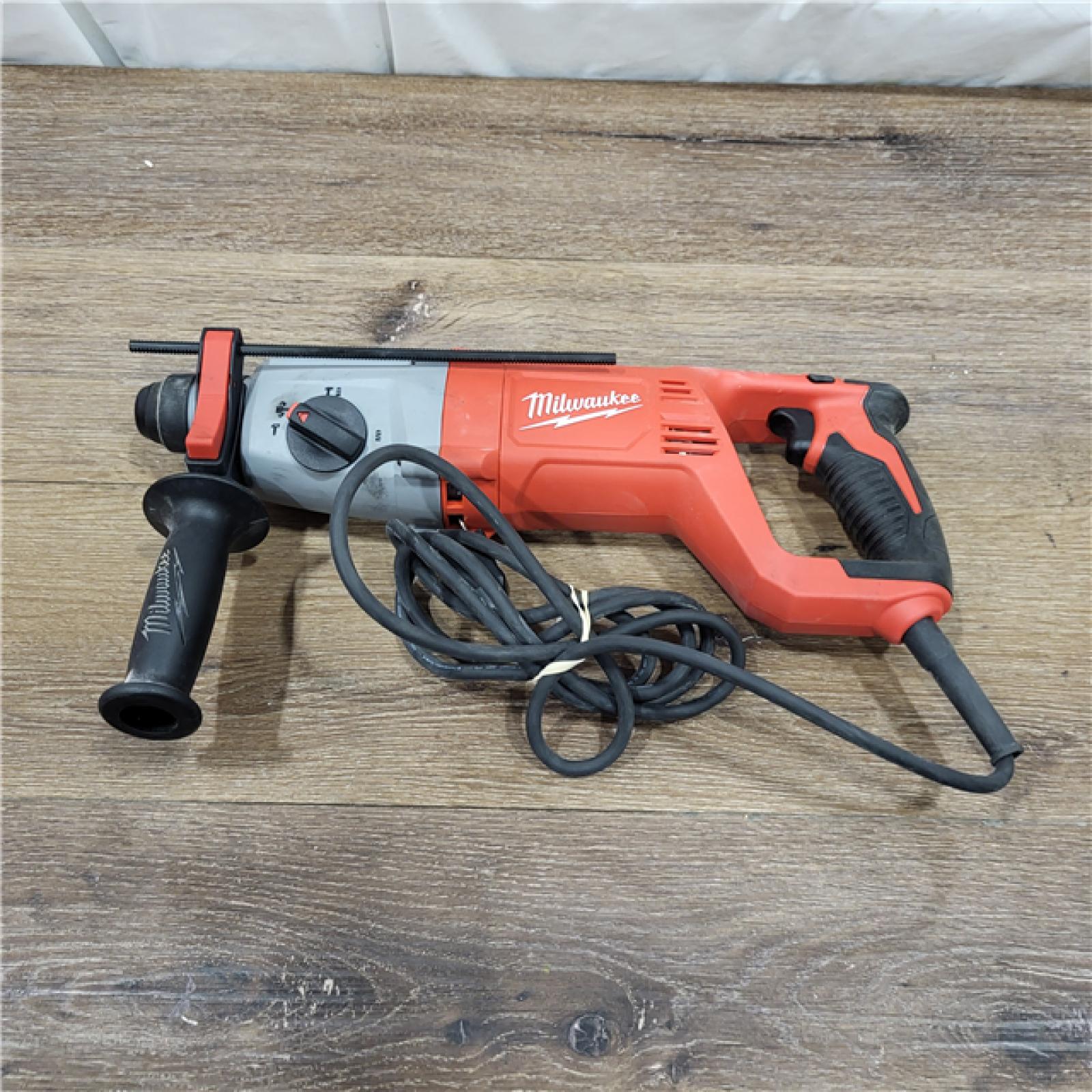 AS-IS Milwaukee 1 in. SDS Plus D-Handle Rotary Handle w/ Case