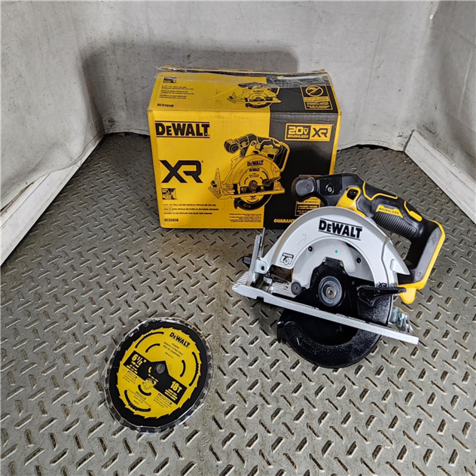 HOUSTON LOCATION - AS-IS (APPEARS LIKE NEW) DeWALT DCS565B 20V Max Brushless 6.5   Cordless Circular Saw