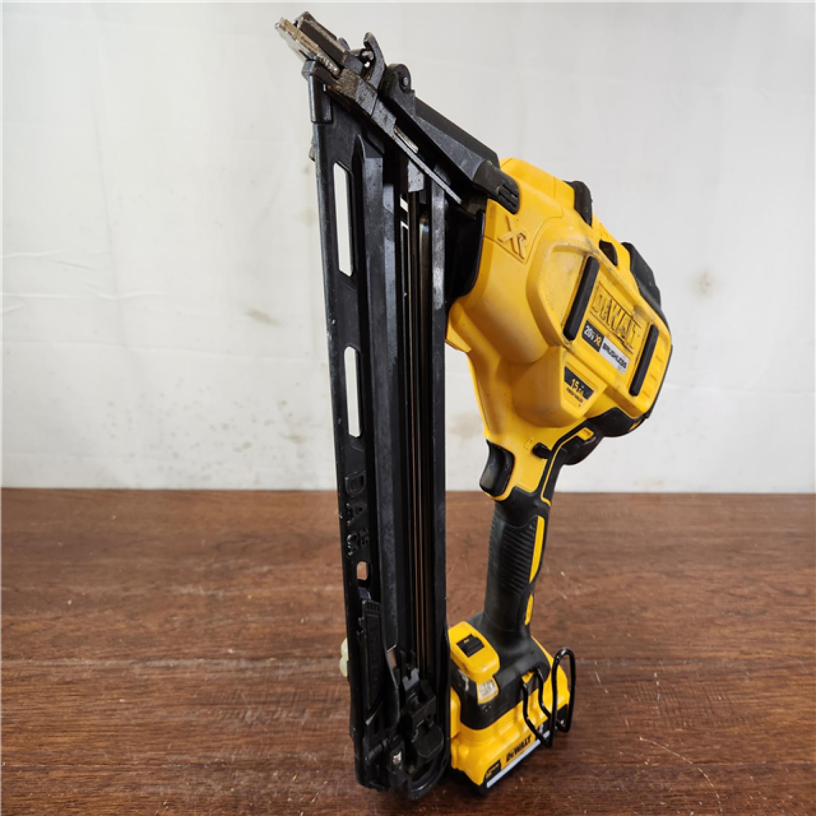 AS-IS DeWalt 20V MAX Brushless Cordless 15 Gauge Finish Nailer Kit