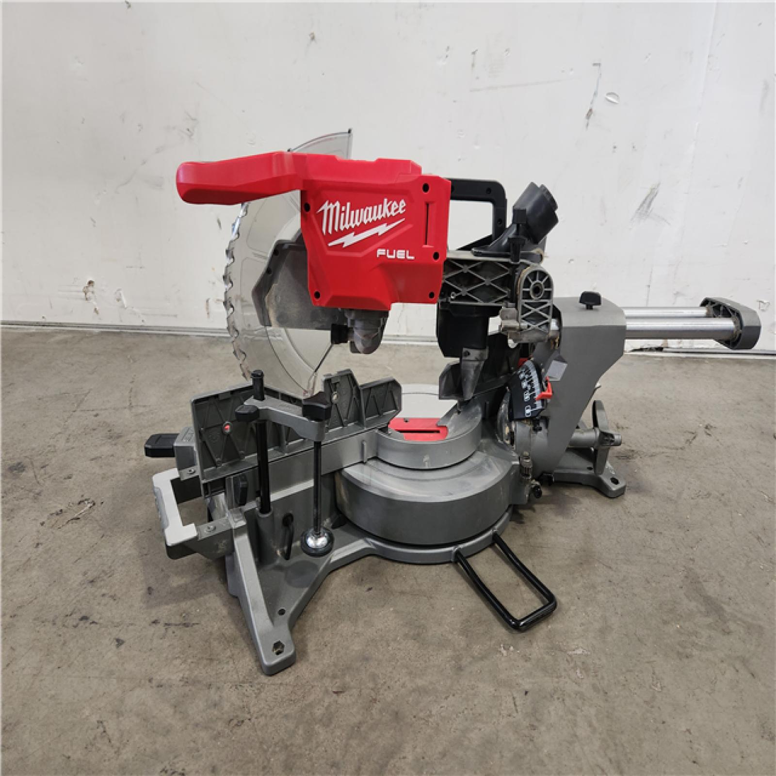 Phoenix Location Milwaukee M18 FUEL 18V Lithium-Ion Brushless Cordless 12 in. Dual Bevel Sliding Compound Miter Saw W/ 12Ah Battery and Charger