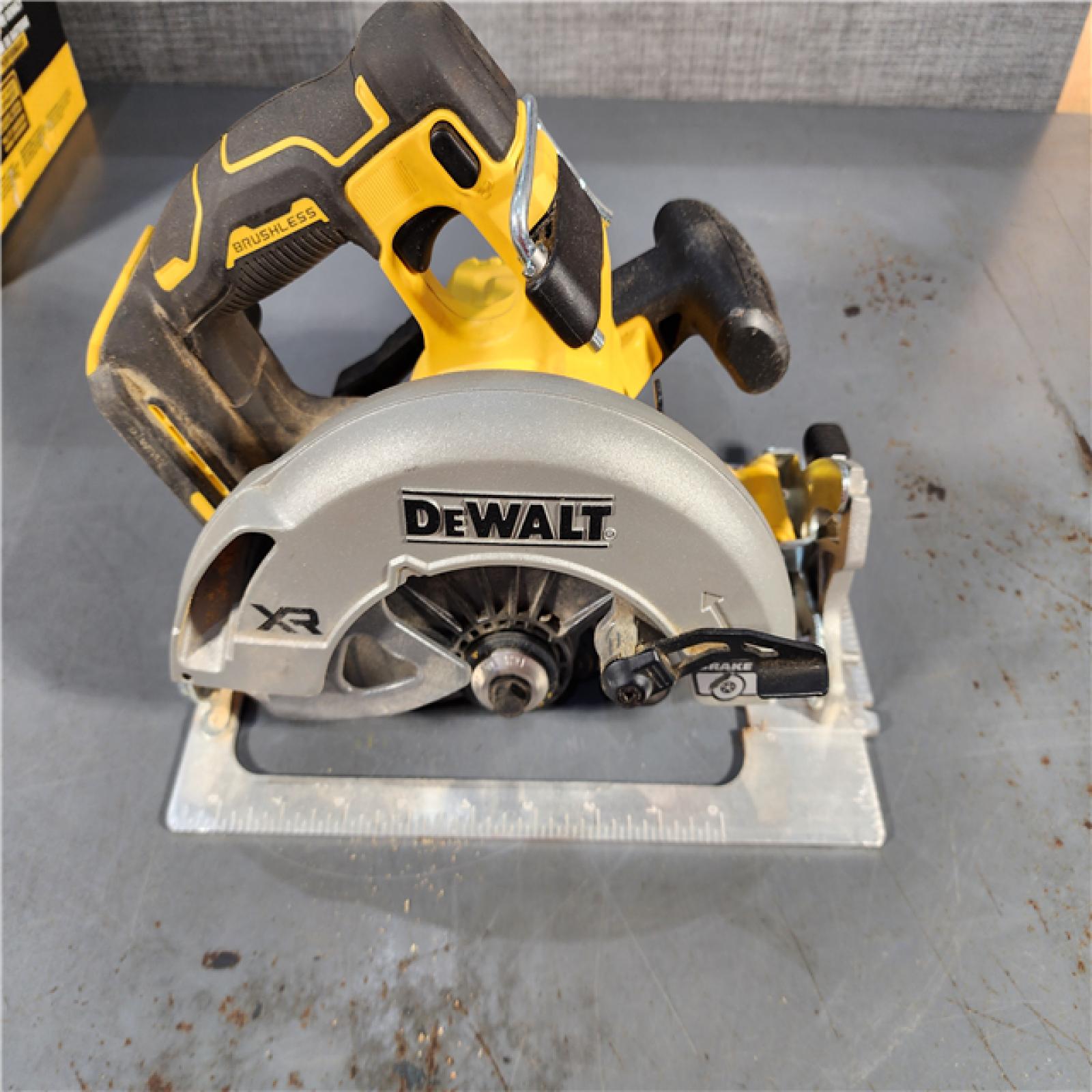 HOUSTON LOCATION - AS-IS DEWALT 20-Volt MAX 7-1/4 in. Cordless Circular Saw (Tool Only)