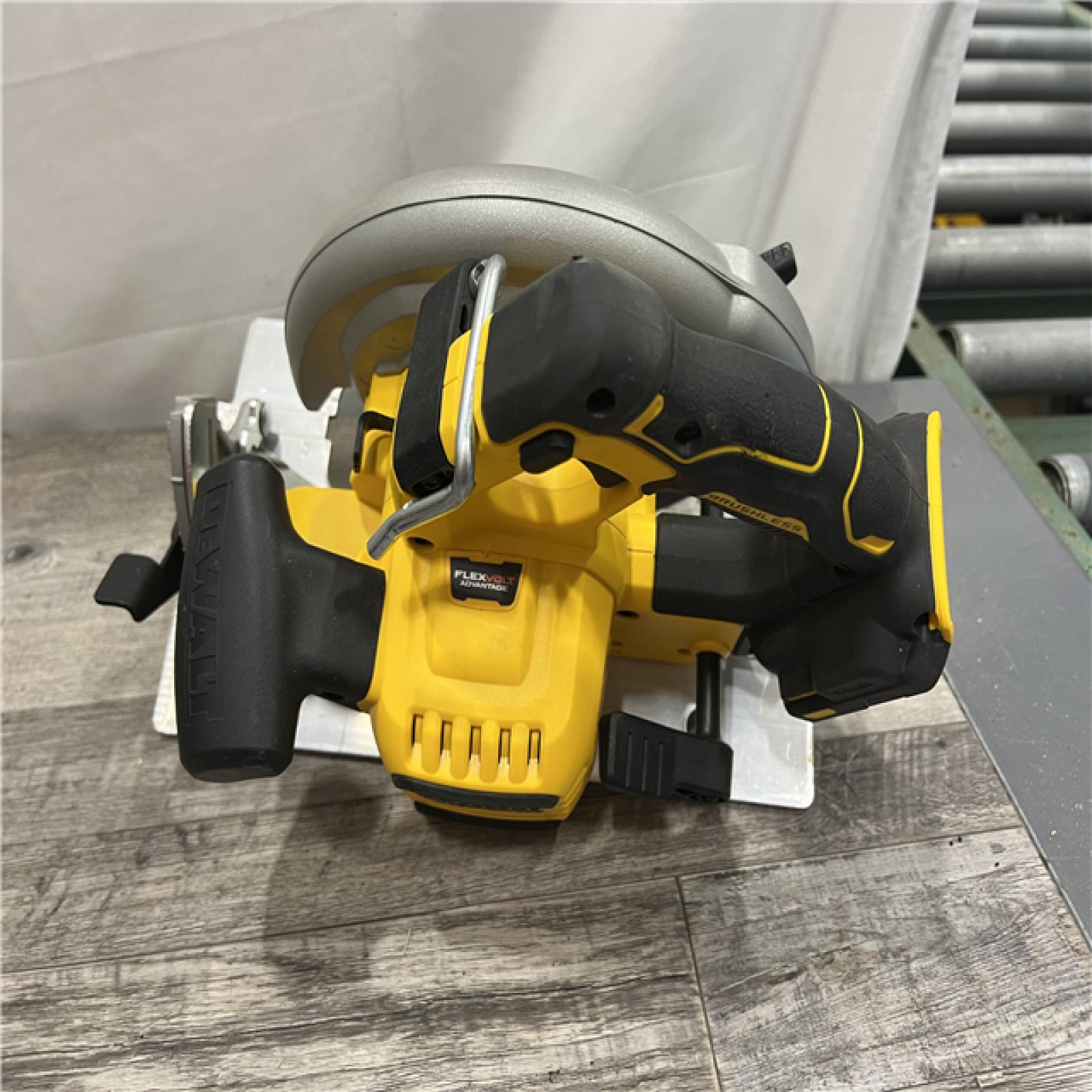 AS-IS DEWALT 20V MAX Cordless Brushless 7-1/4 in. Sidewinder Style Circular Saw with FLEXVOLT ADVANTAGE (Tool Only)