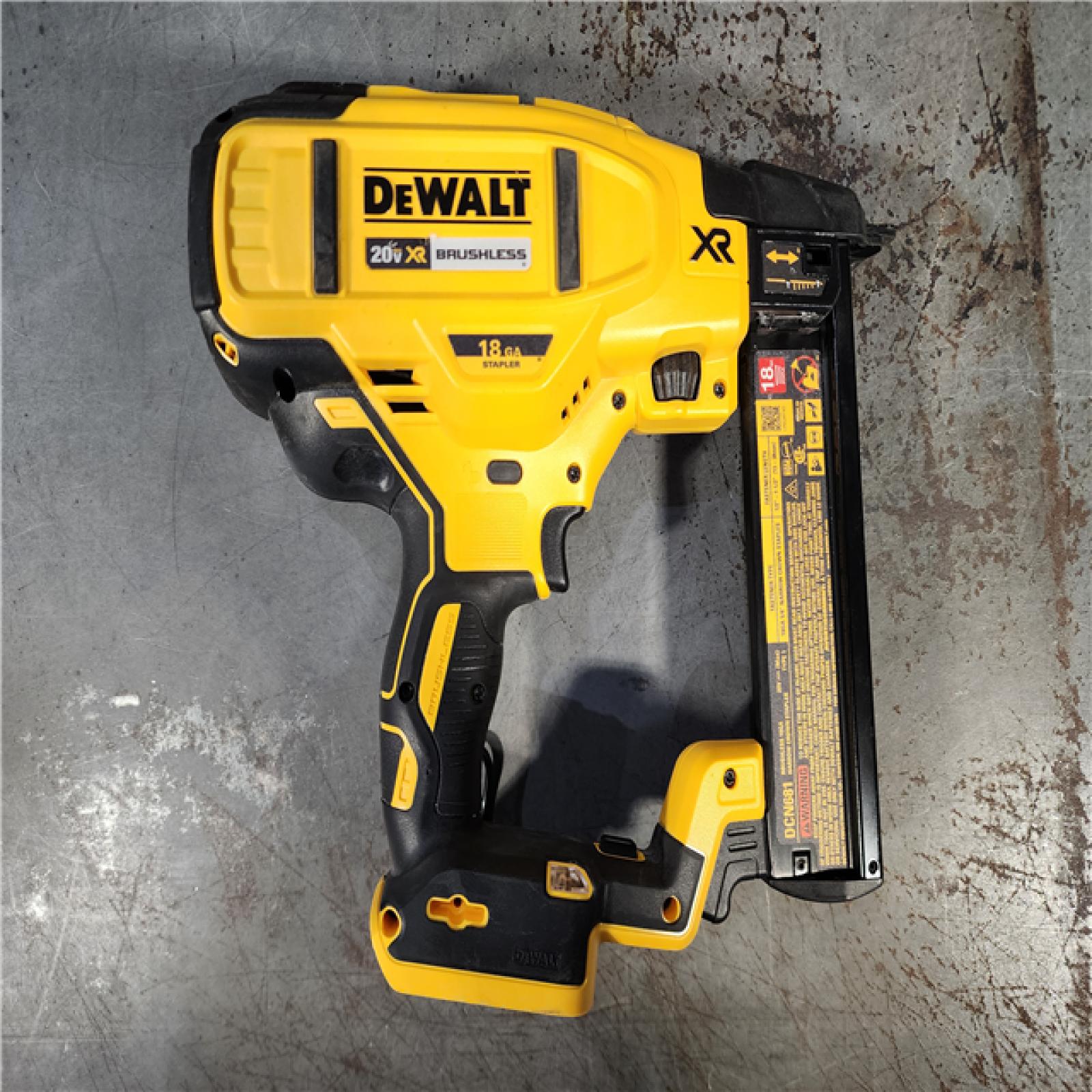 HOUSTON LOCATION - AS-IS DEWALT DCN681D1 20V 18Ga Stapler Kit