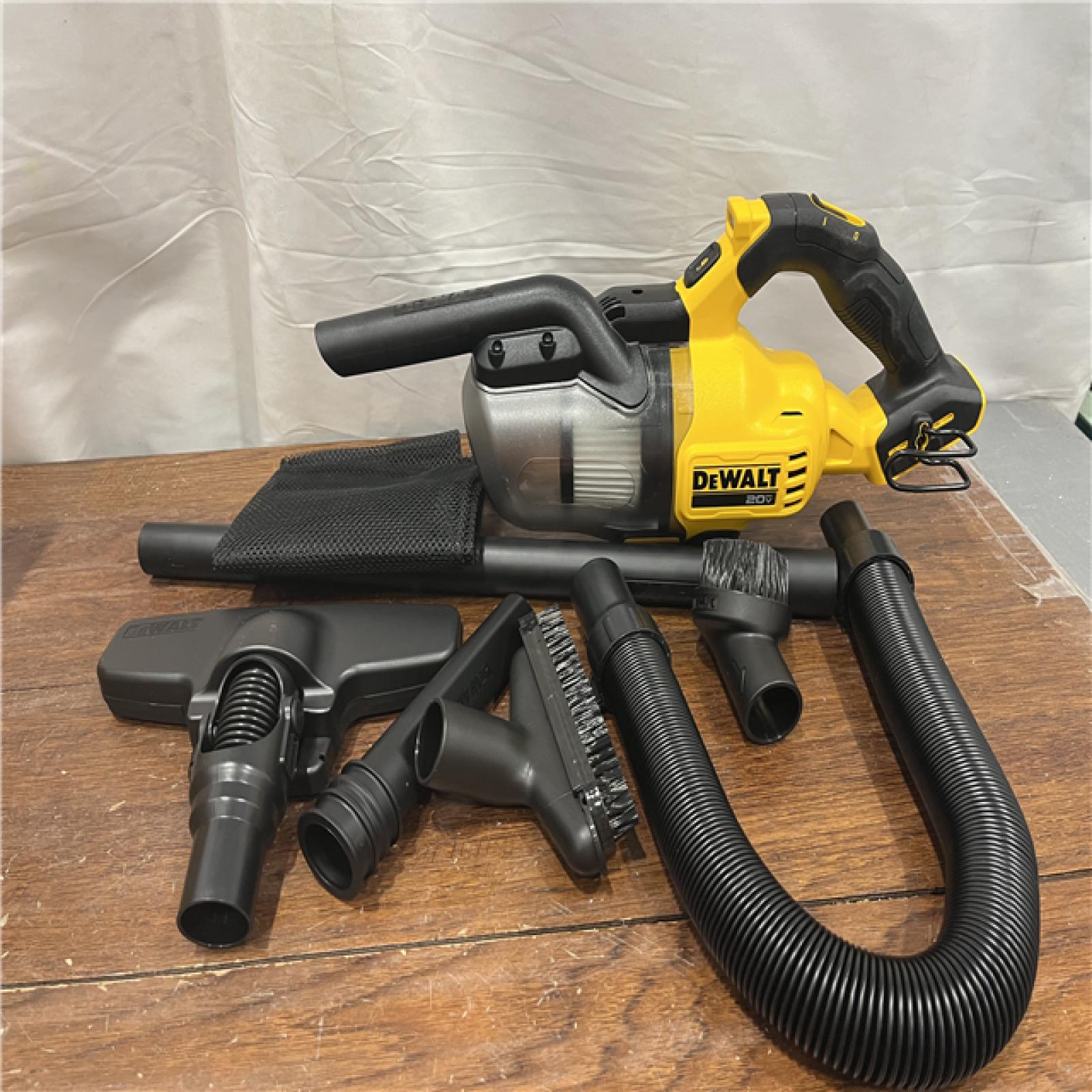 AS-ISDEWALT 20V Lithium-Ion Cordless Dry Hand Vacuum kit  (Tool Only)