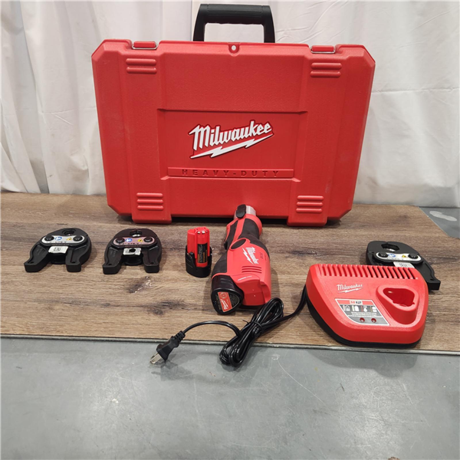 AS IS Milwaukee M12 Force Logic Press Tool 1/2 in. to 1 in. Kit