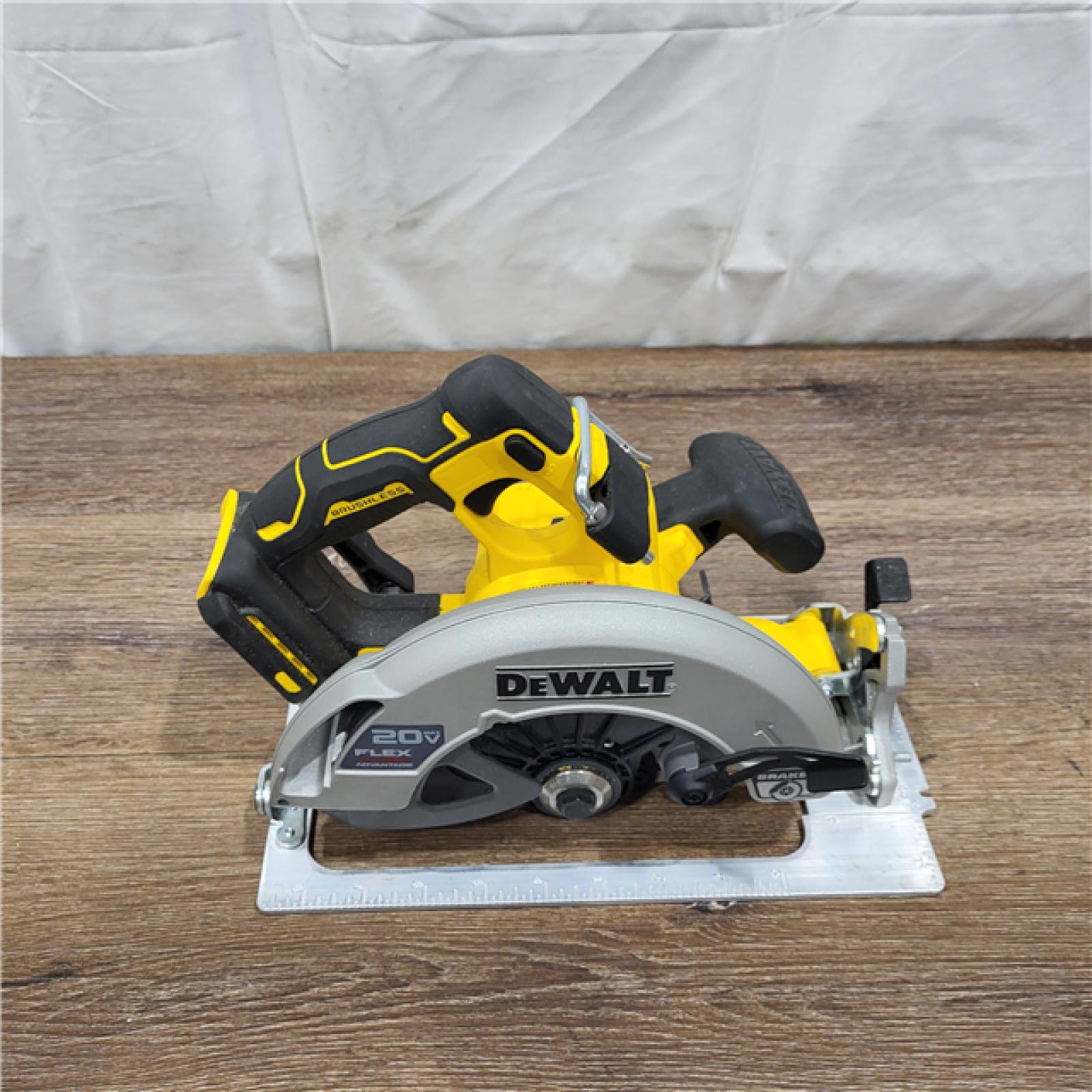 AS-IS 20V MAX Cordless Brushless 7-1/4 in. Sidewinder Style Circular Saw with FLEXVOLT ADVANTAGE (Tool Only)