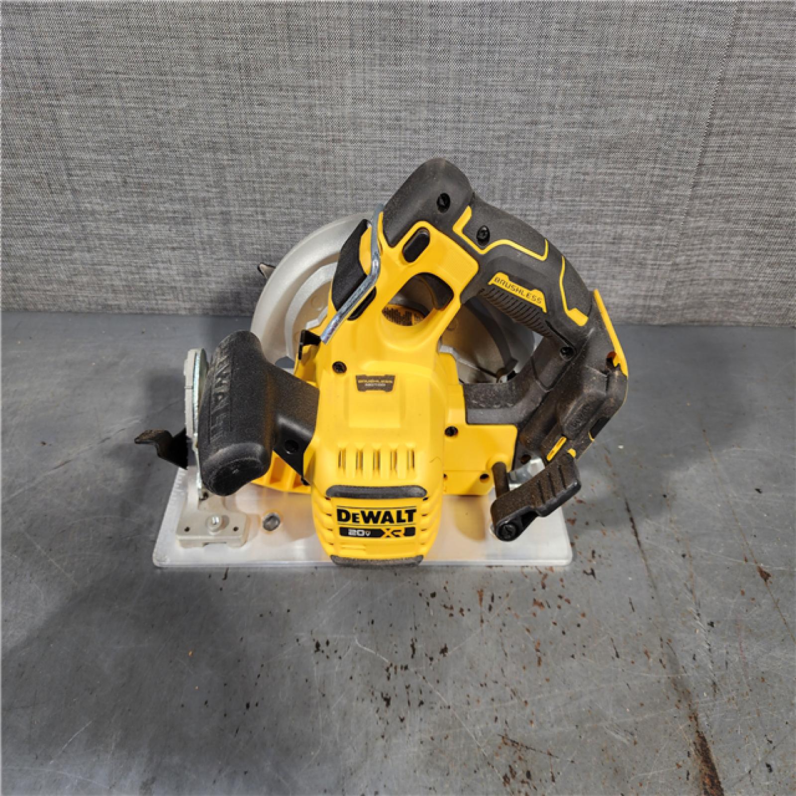 HOUSTON LOCATION - AS-IS DEWALT 20-Volt MAX 7-1/4 in. Cordless Circular Saw (Tool Only)