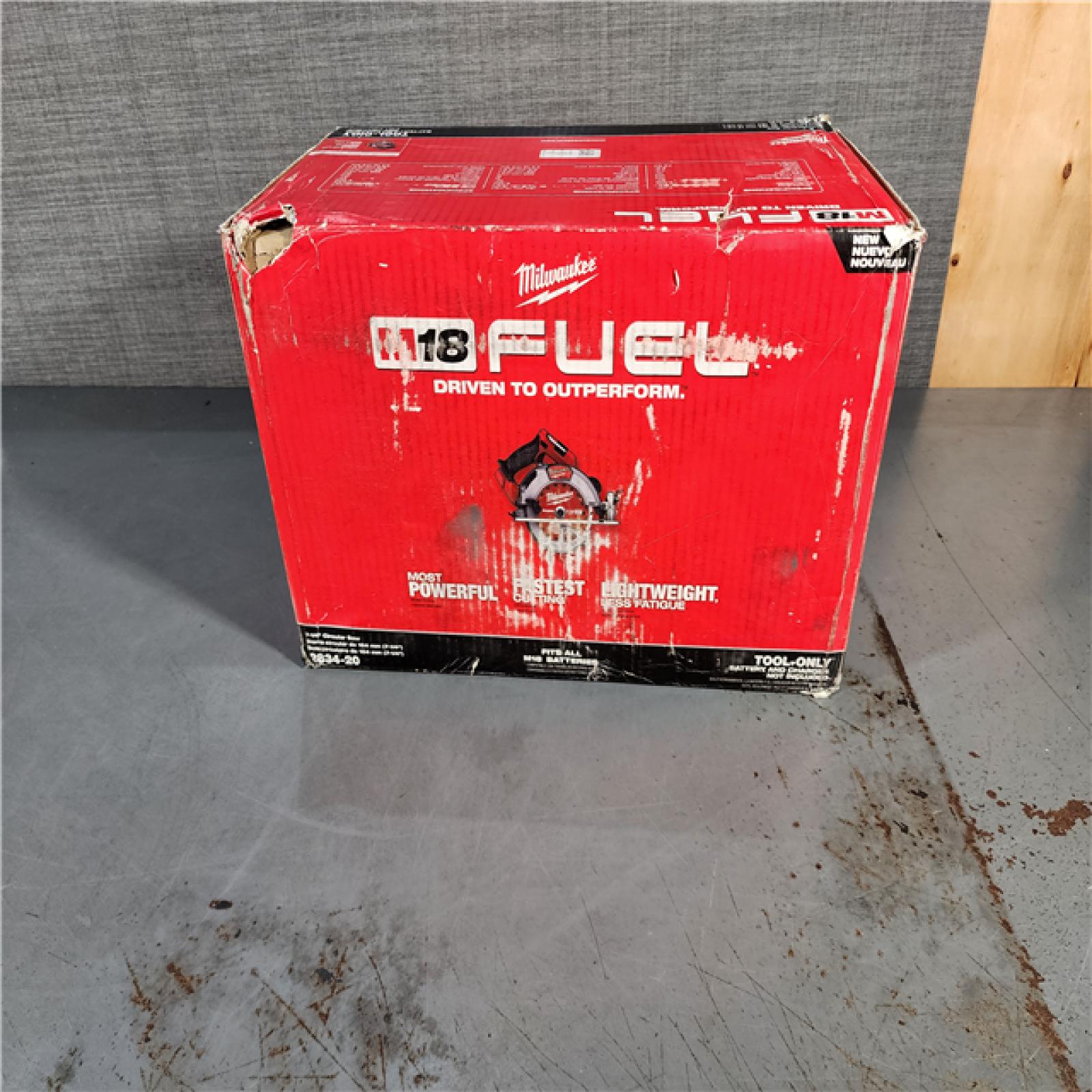 HOUSTON LOCATION - AS-IS (APPEARS LIKE NEW) Milwaukee M18 FUEL 18V Lithium-Ion Brushless Cordless 7-1/4 in. Circular Saw (Tool-Only)