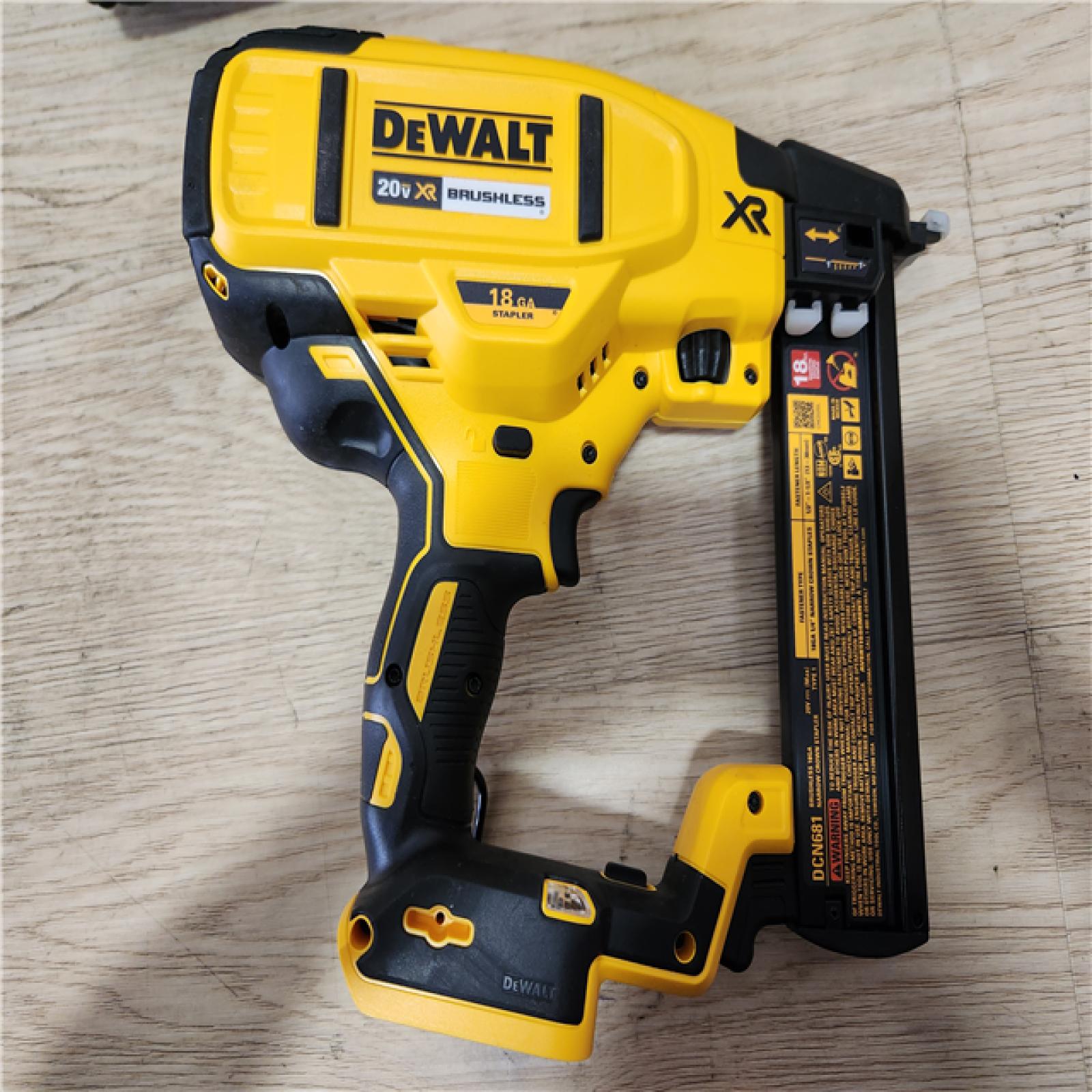 Phoenix Location DEWALT 20V MAX XR Lithium-Ion Cordless 18-Gauge Narrow Crown Stapler Kit with 2.0Ah Battery, Charger and Contractor Bag