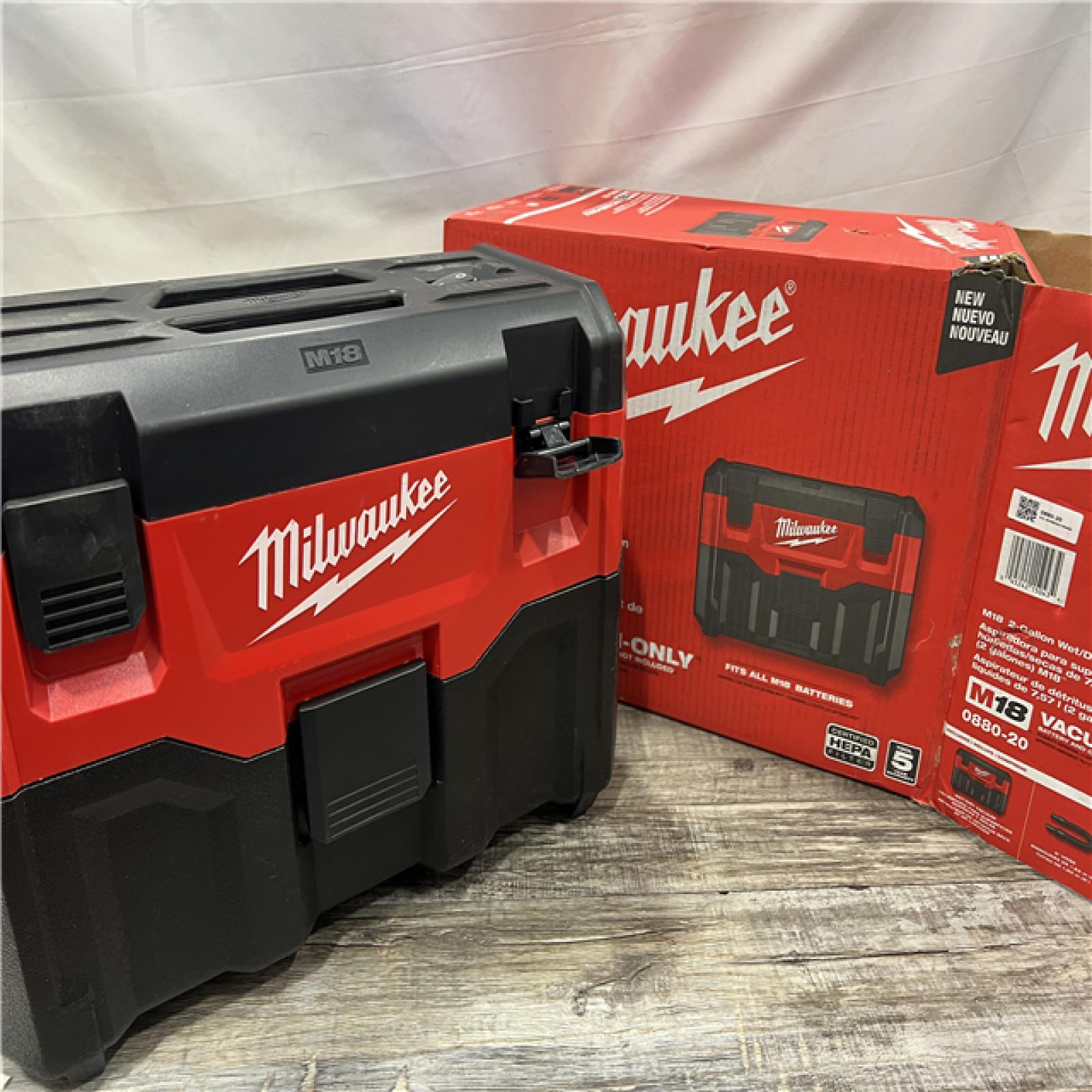 AS-IS Milwaukee M18 Vacuum 2Gal 6  Hose Access Bare Tool