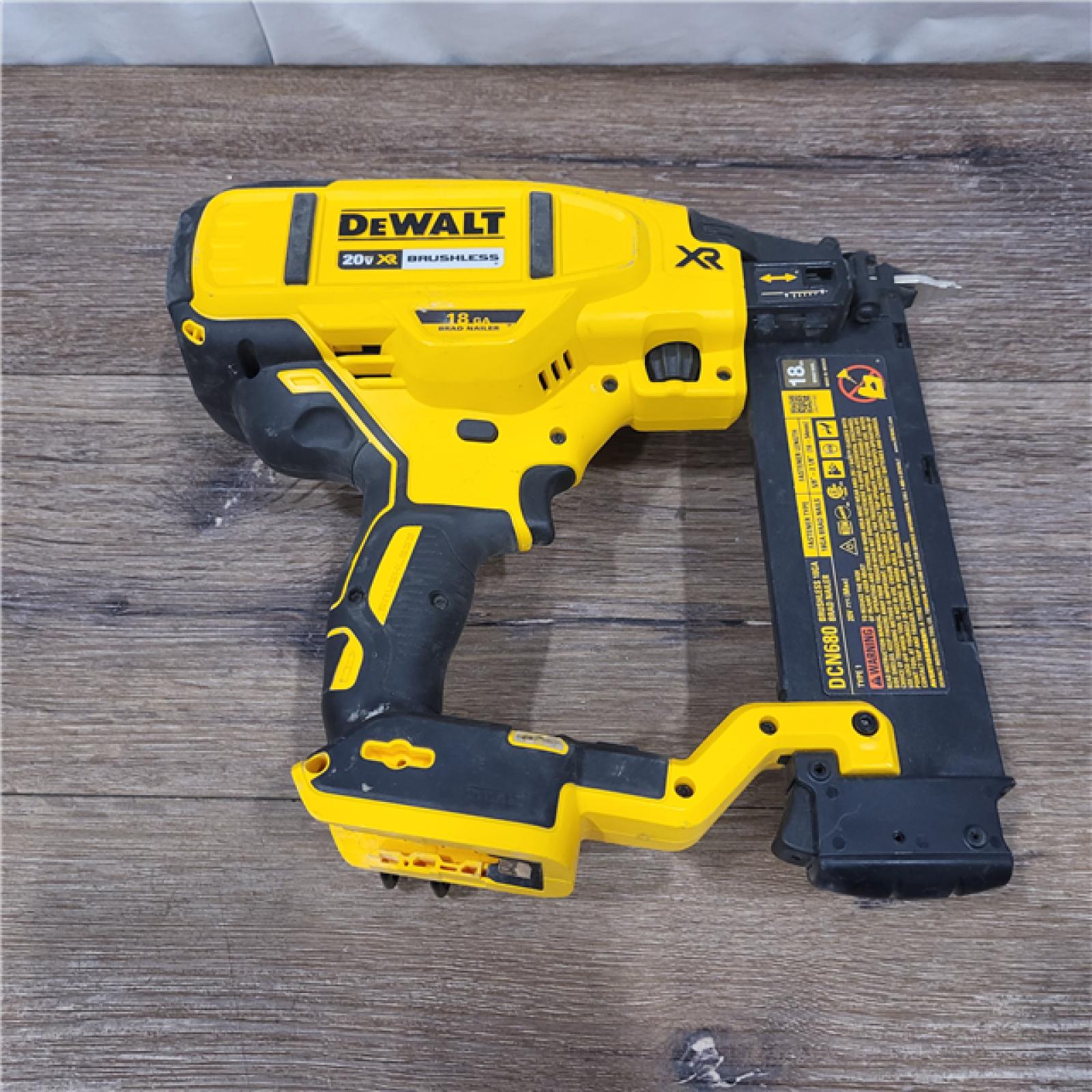 AS-IS DEWALT 20V MAX XR 18 Gauge Brad Nailer Kit