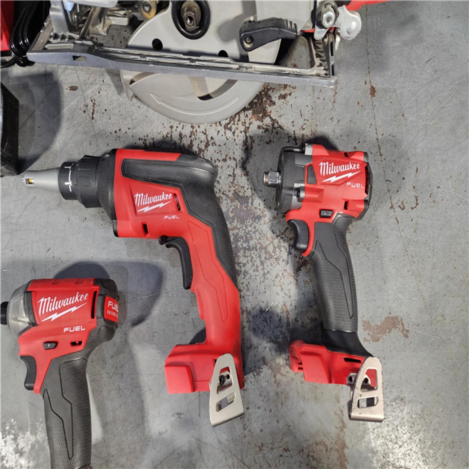 HOUSTON LOCATION - AS-IS MILWAUKEE 4 TOOL COMBO KIT W/ (2) BATTERY & CHARGER