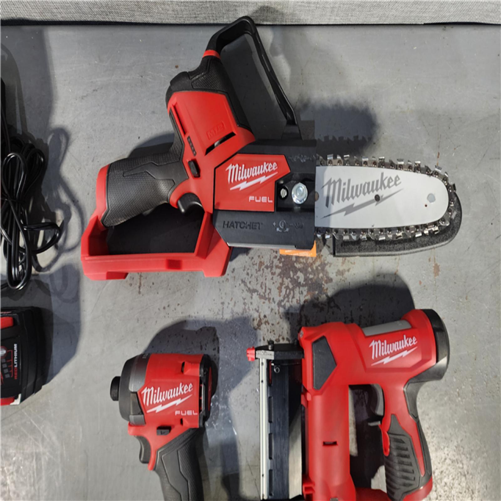 HOUSTON LOCATION - AS-IS MIWAUKEE 3 TOOL COMBO KIT W/ (2) BATTERY & CHARGER