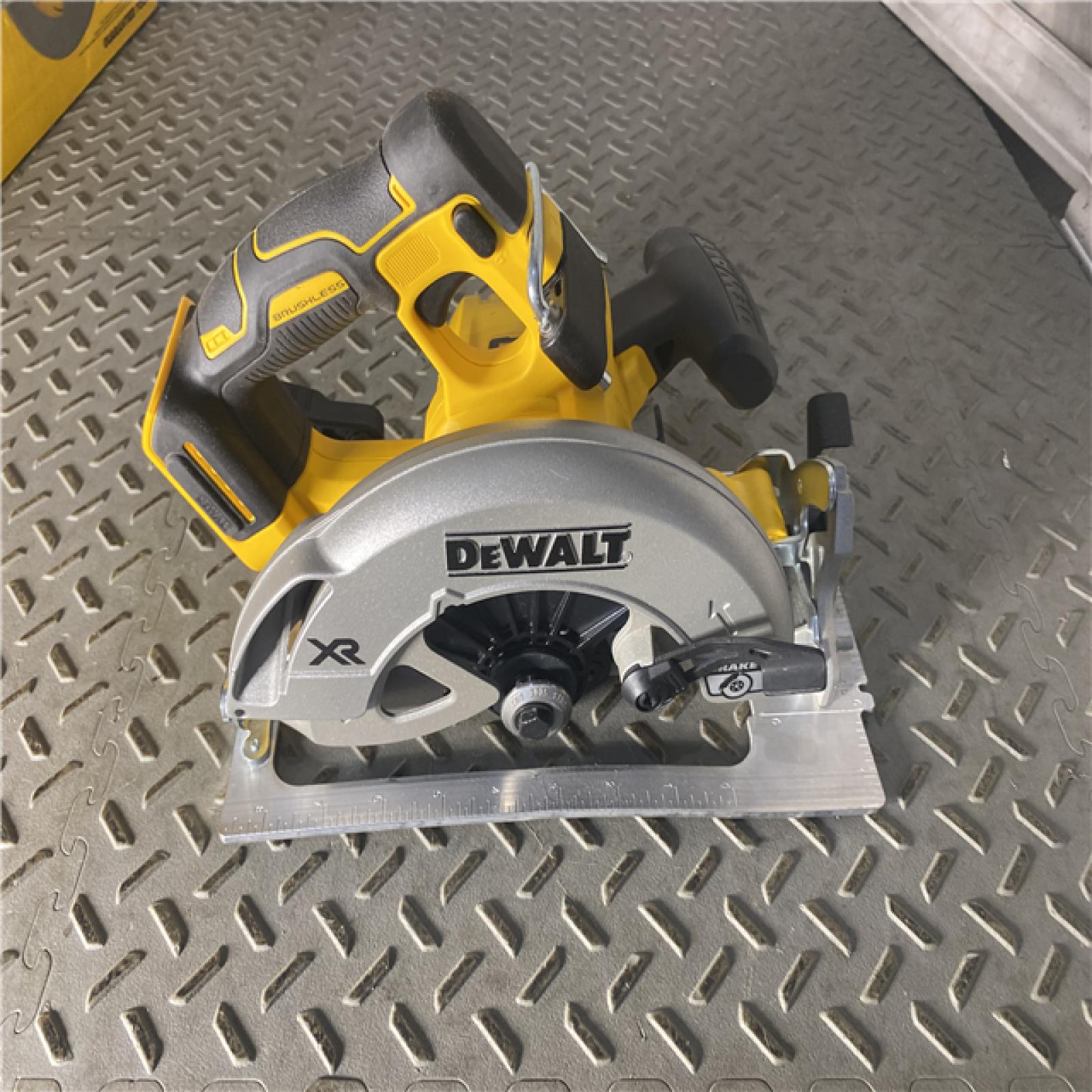 Houston location AS-IS DEWALT 20V MAX Cordless Brushless 7-1/4 in. Sidewinder Style Circular Saw with FLEXVOLT ADVANTAGE (Tool Only)