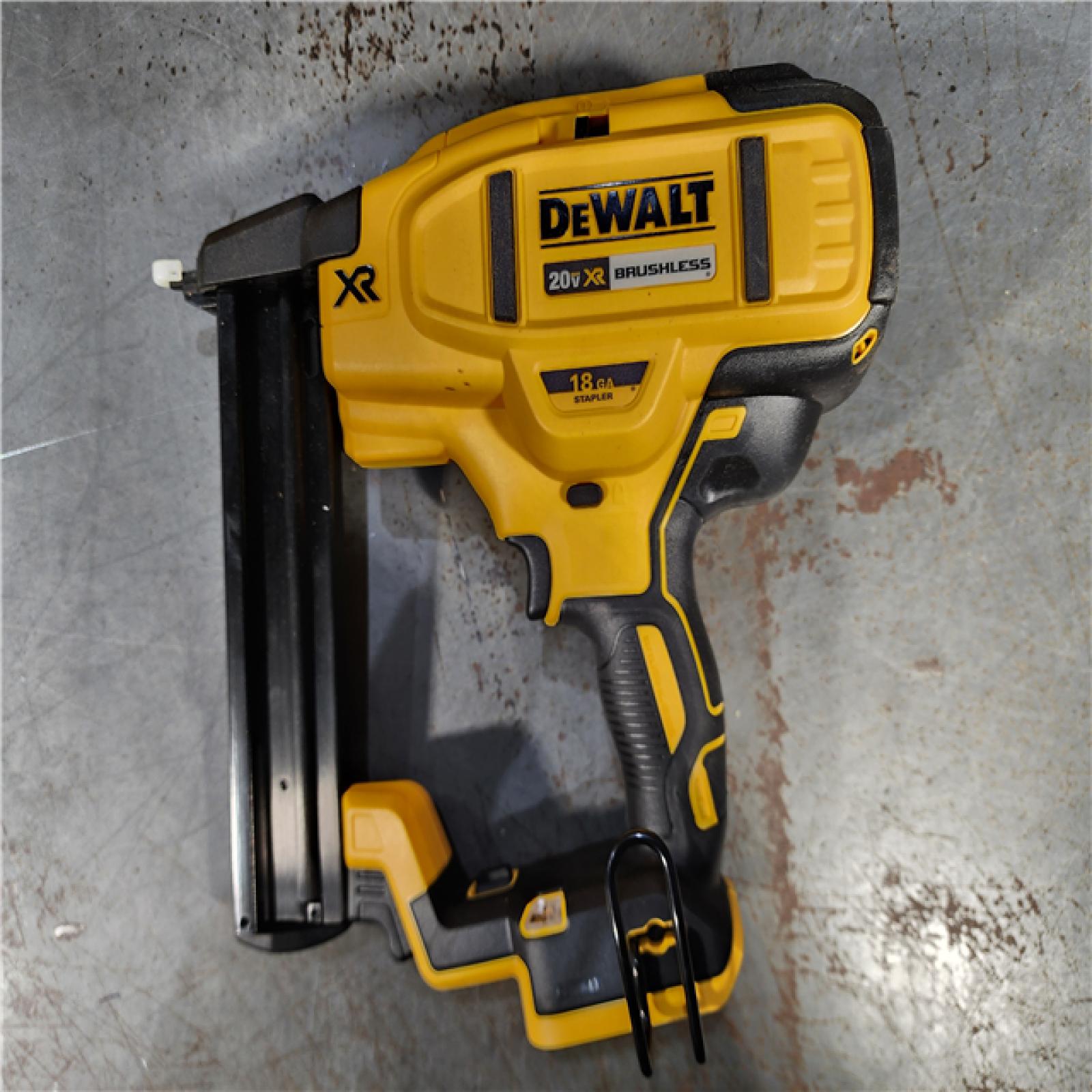 HOUSTON LOCATION - AS-IS DEWALT DCN681D1 20V 18Ga Stapler Kit