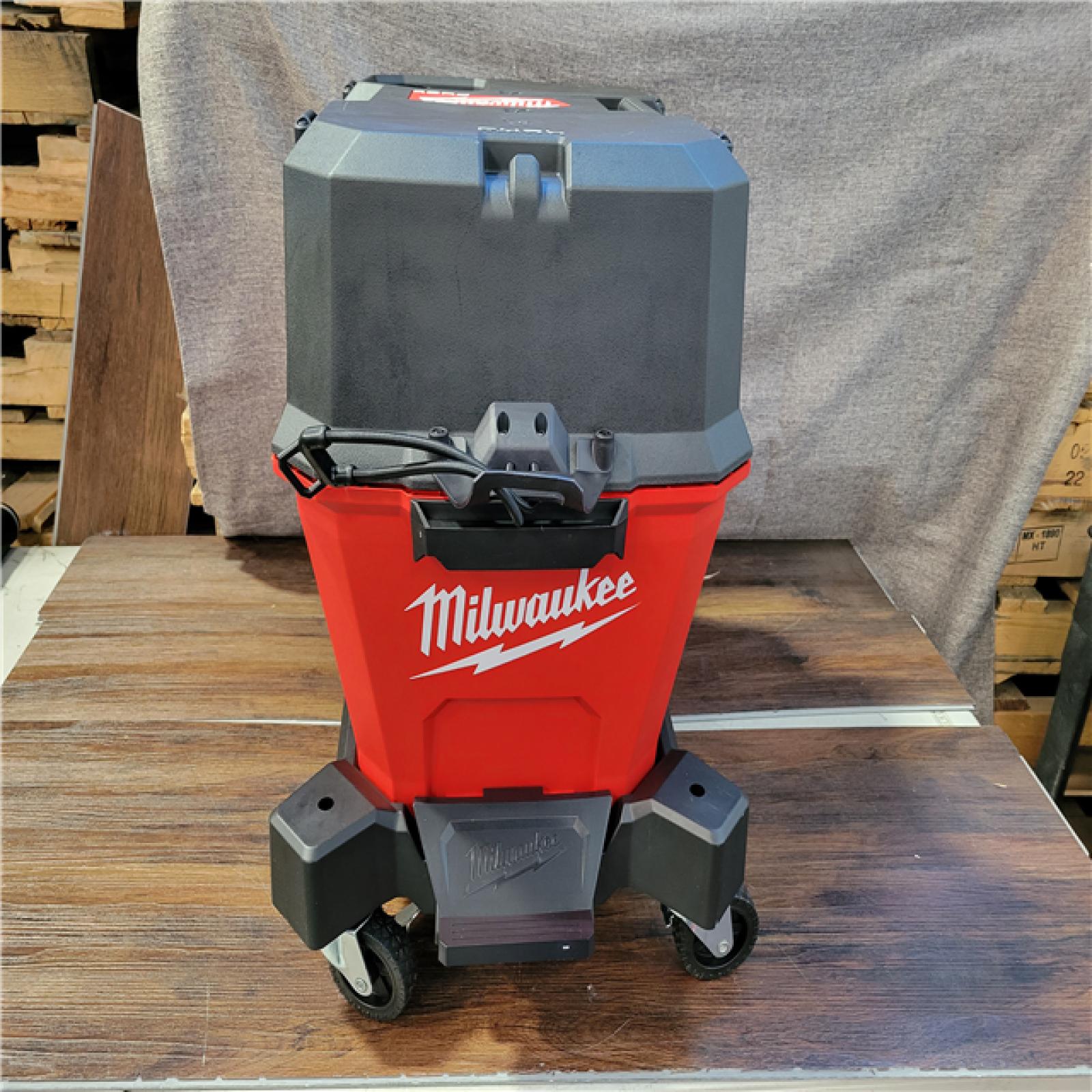 CALIFORNIA NEW MILWAUKEE 6 GALLON WET/DRY VACUUM