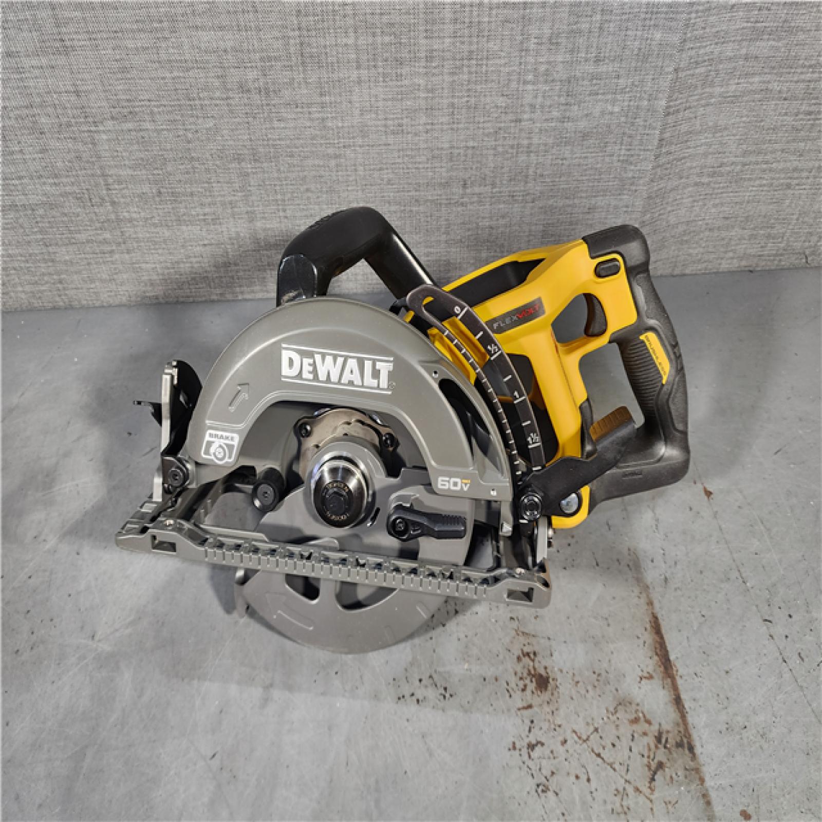 HOUSTON LOCATION - AS-IS (APPEARS LIKE NEW) DEWALT FLEXVOLT 60V MAX Cordless Brushless 7-1/4 in. Wormdrive Style Circular Saw (Tool Only)