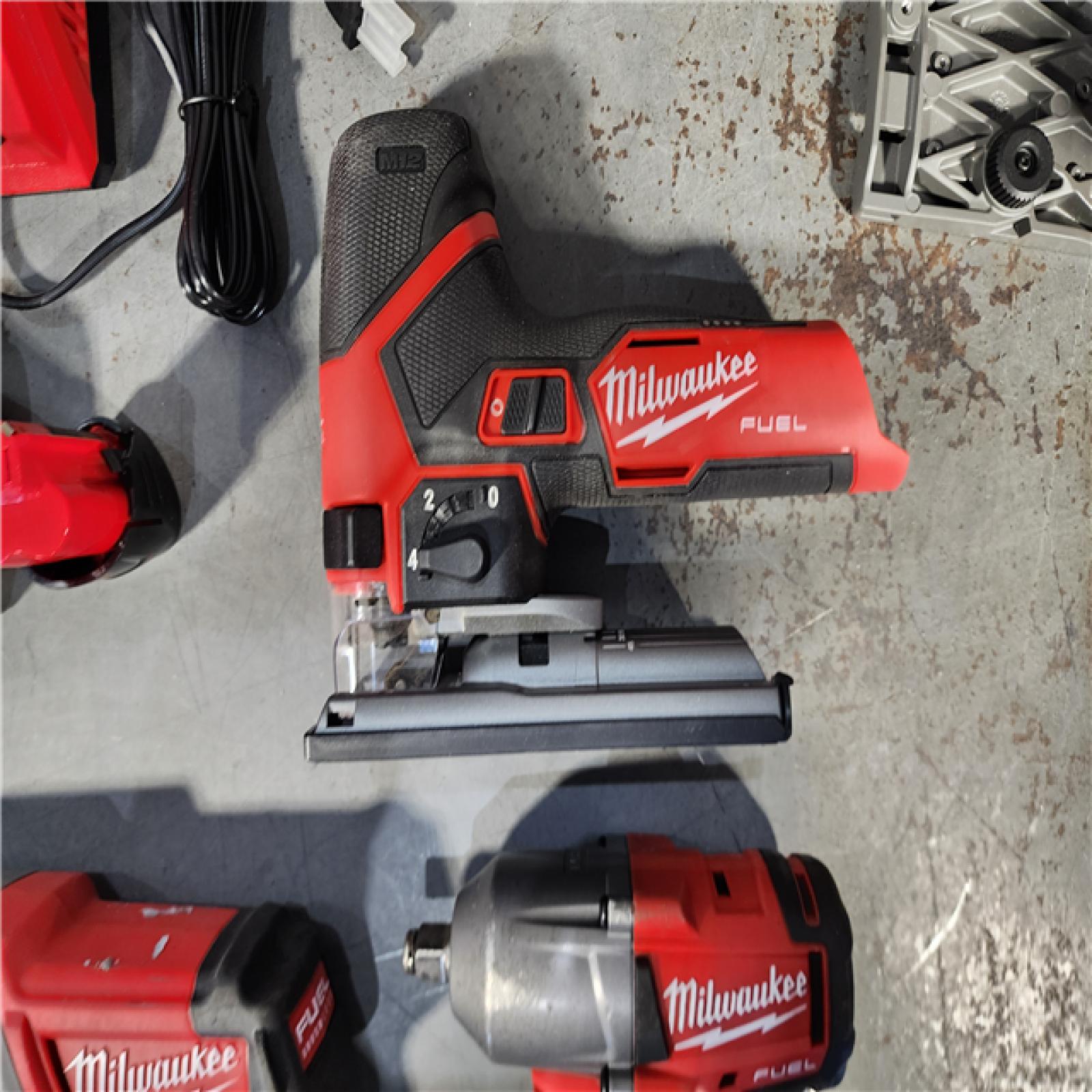 HOUSTON LOCATION - AS-IS MILWAUKEE 4 TOOL COMBO KIT W/ (2) BATTERY & CHARGER