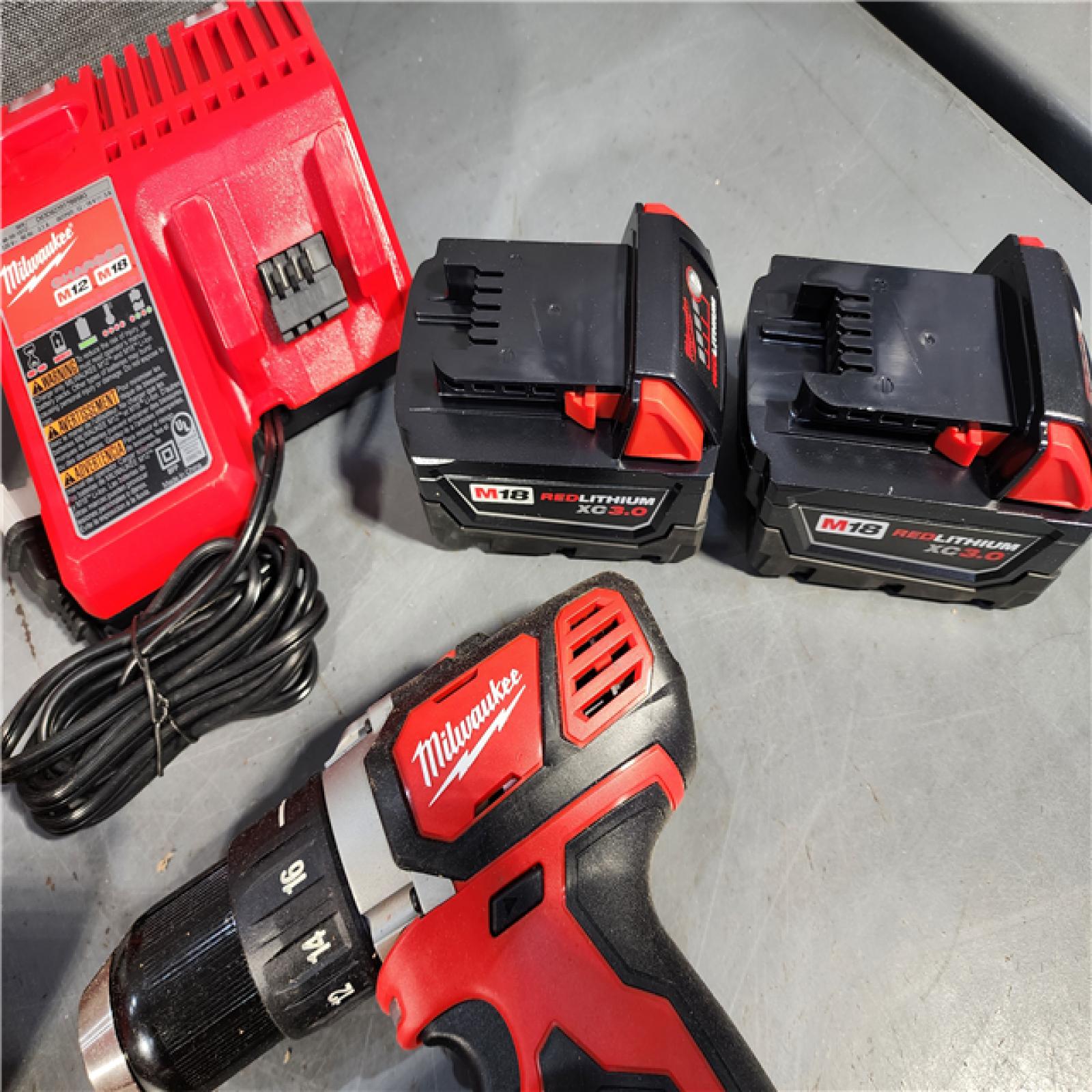 HOUSTON LOCATION - AS-IS MILWAUKEE 7 TOOL COMBO KIT W/ (2) 5.0 AH BATTERY, (2) CARRYING BAG & CHARGER