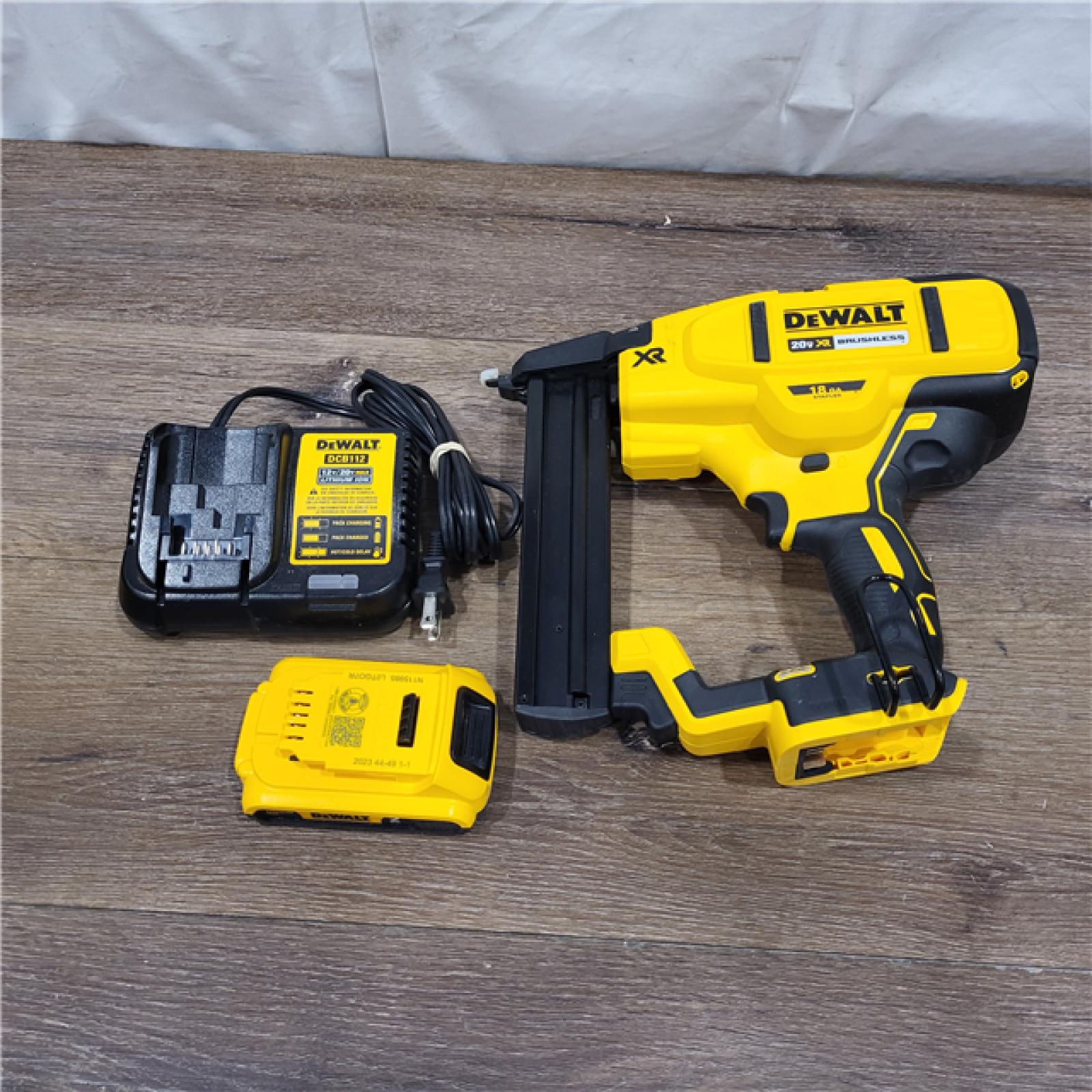 AS-IS DEWALT DCN681D1 20V 18Ga Stapler Kit