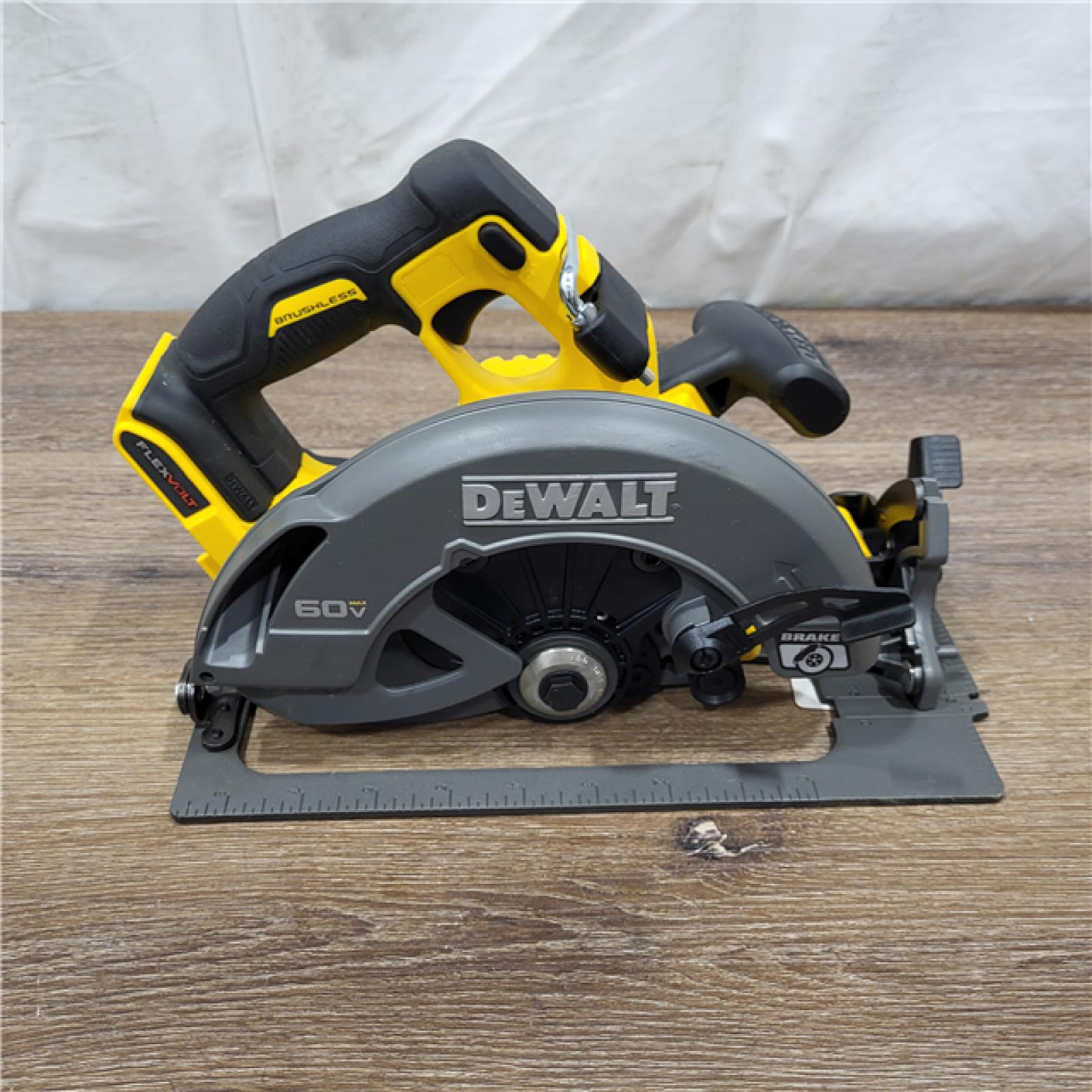 AS-IS DeWALT Flexvolt Max 7-1/4  60V Brushless Circular Saw DCS578B (Bare Tool)