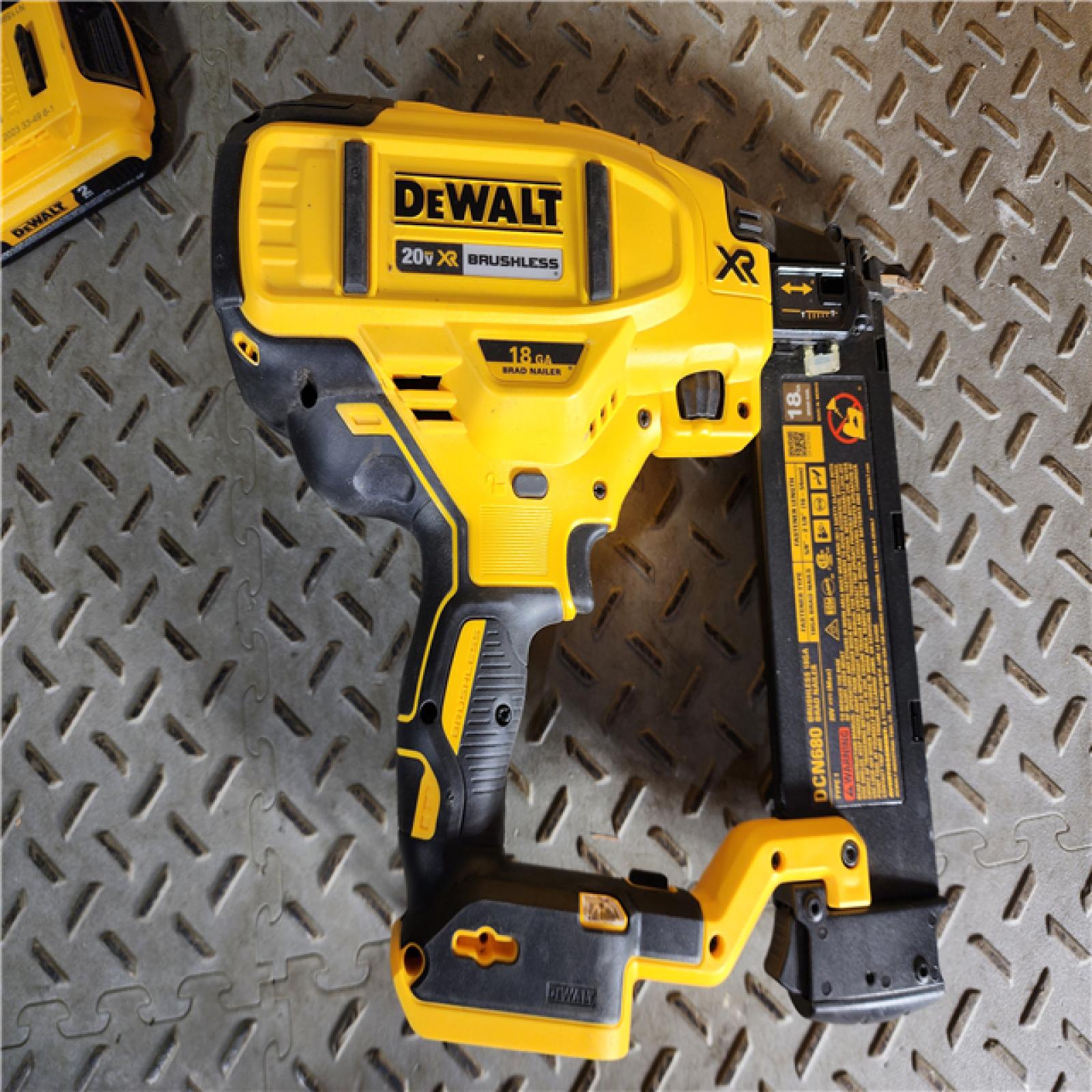 HOUSTON LOCATION - AS-IS (APPEARS LIKE NEW) DEWALT 20V MAX XR 18 Gauge Brad Nailer Kit