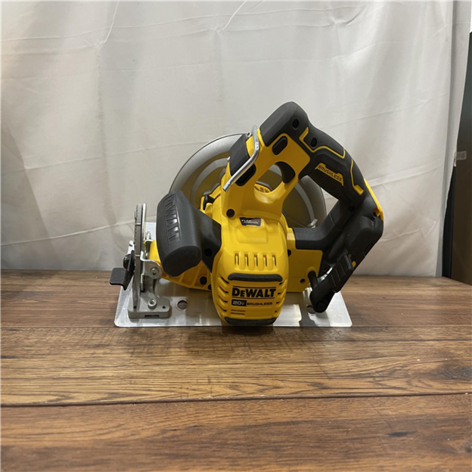 AS-IS DEWALT 20V MAX Cordless Brushless 7-1/4 in. Sidewinder Style Circular Saw w/ FLEXVOLT ADVANTAGE (Tool Only)