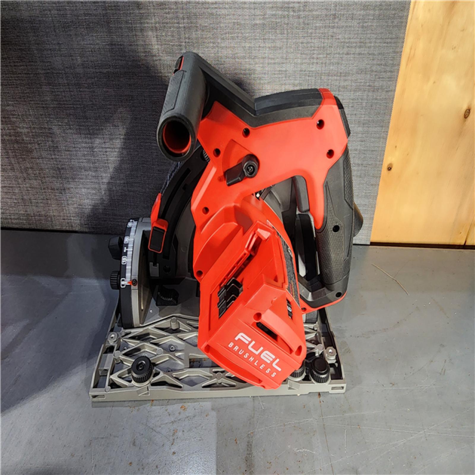 HOUSTON LOCATION - AS-IS (APPEARS LIKE NEW) Milwaukee 2831-21 M18 FUEL 18-Volt Lithium-Ion Brushless Cordless 6-1/2 in. Plunge Track Saw PACKOUT Kit with One 6.0 Ah Battery