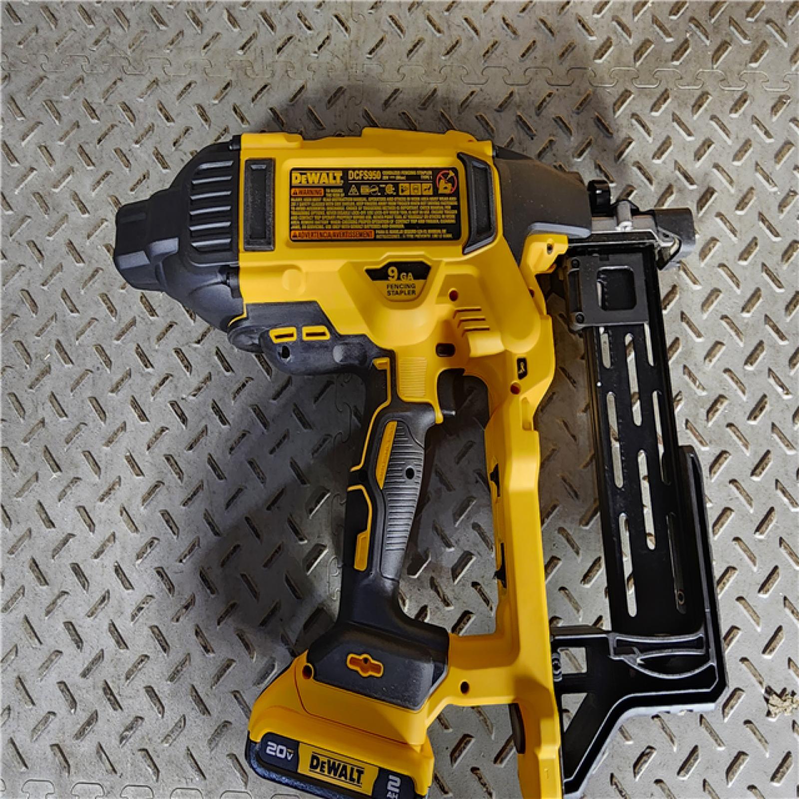 HOUSTON LOCATION - AS-IS (APPEARS LIKE NEW) DEWALT  20V MAX 9-Gauge Cordless Fencing Stapler (Tool Only)