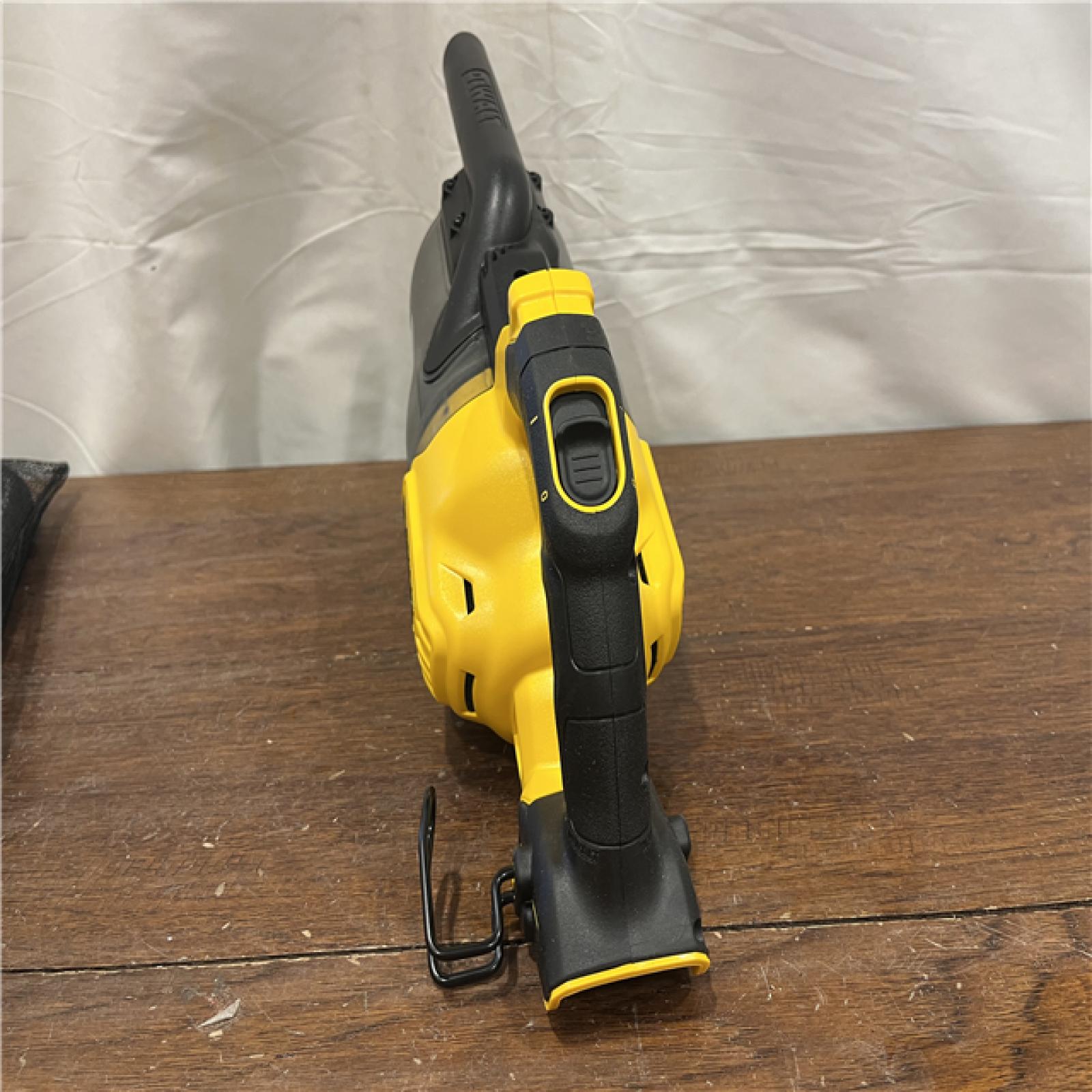 AS-ISDEWALT 20V Lithium-Ion Cordless Dry Hand Vacuum kit  (Tool Only)