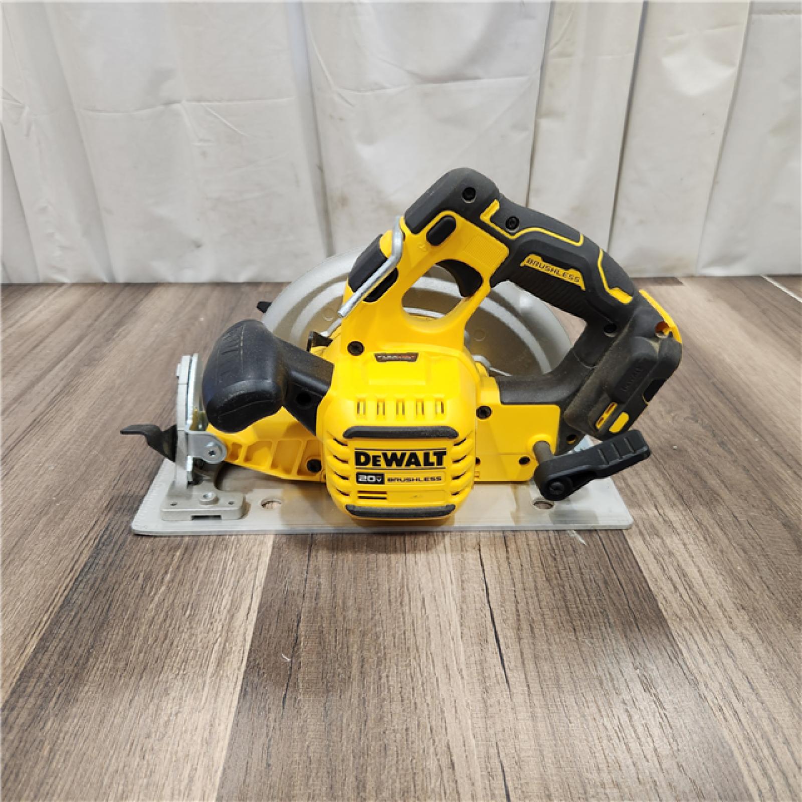 AS IS DEWALT 20V MAX Cordless Brushless 7-1/4 in. Sidewinder Style Circular Saw with FLEXVOLT ADVANTAGE (Tool Only)