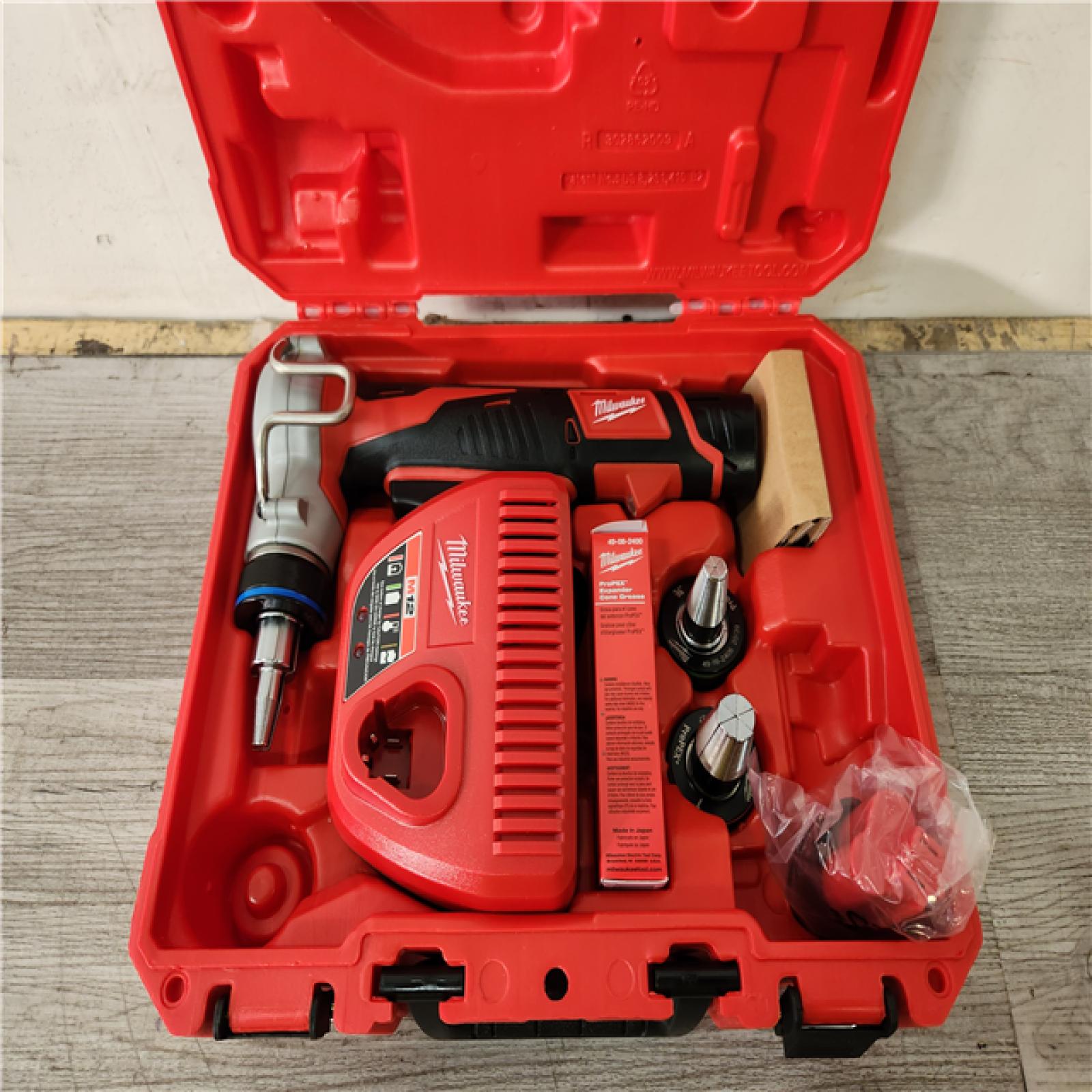 Phoenix Location Milwaukee M12 12-Volt Lithium-Ion Cordless ProPEX Expansion Tool Kit with (2) 1.5Ah Batteries, (3) Expansion Heads and Hard Case