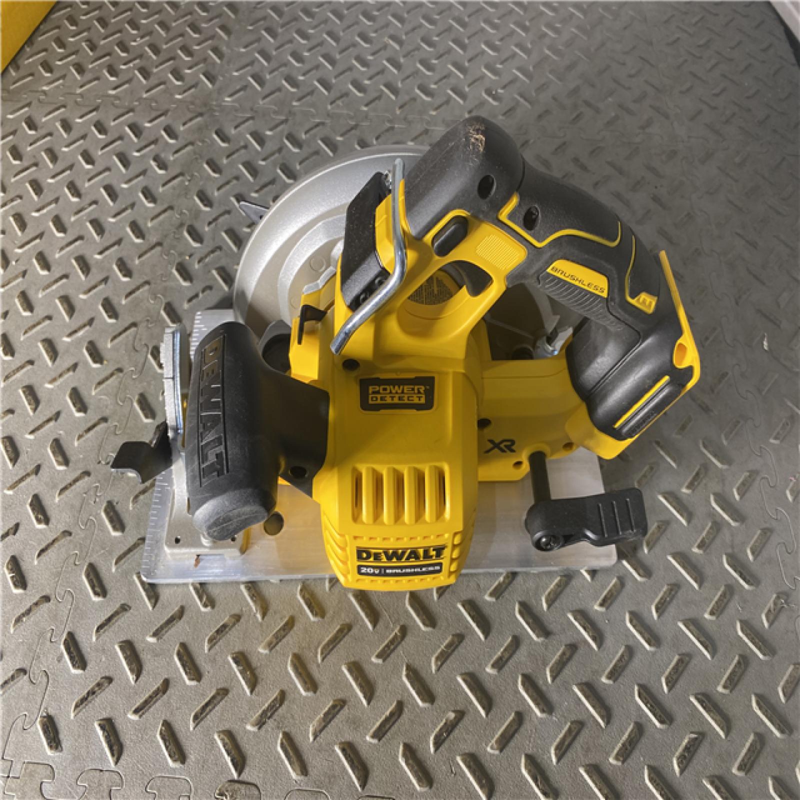 Houston location AS-IS DEWALT 20V MAX Cordless Brushless 7-1/4 in. Sidewinder Style Circular Saw with FLEXVOLT ADVANTAGE (Tool Only)