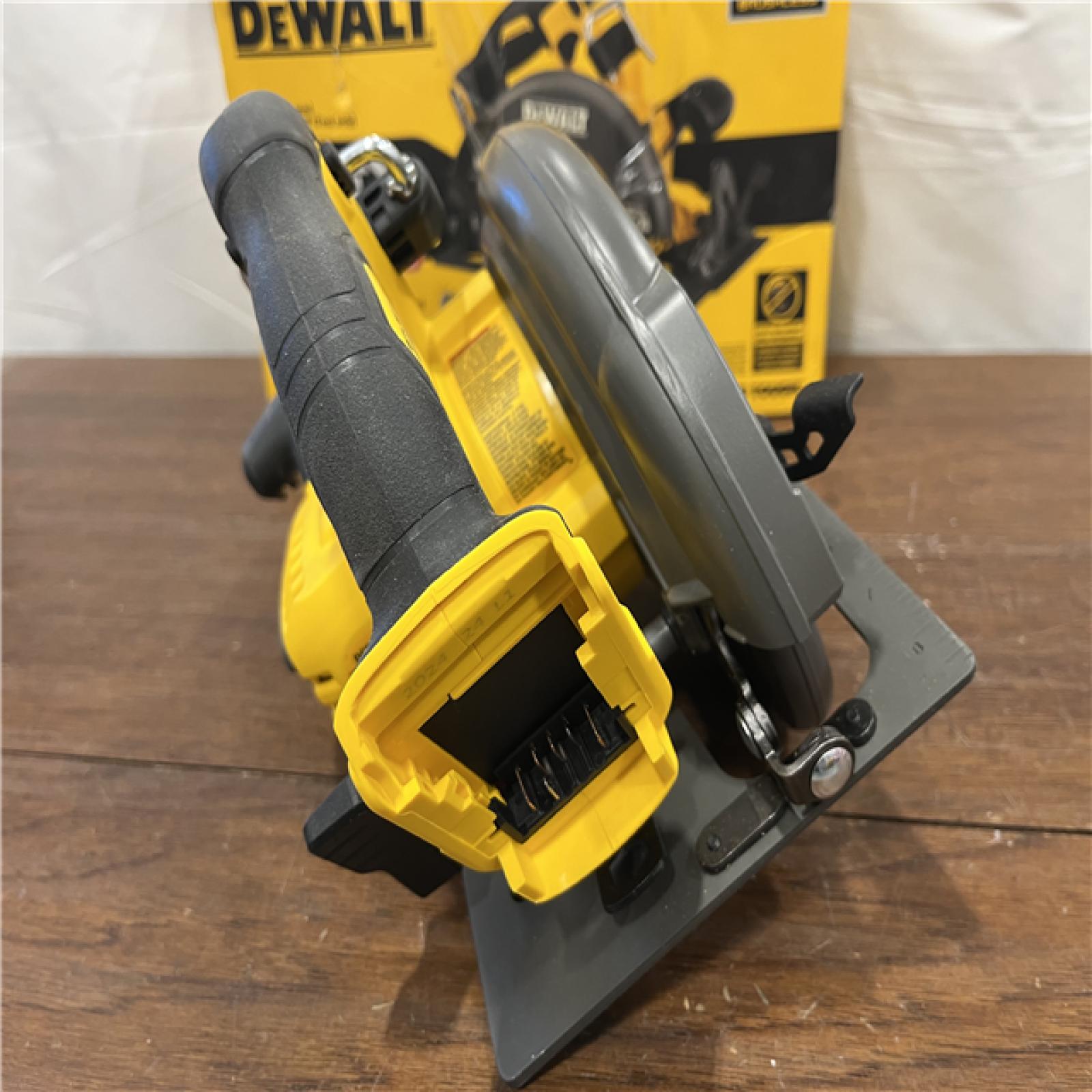 AS-ISDeWALT Flexvolt Max 7-1/4  60V Brushless Circular Saw DCS578B