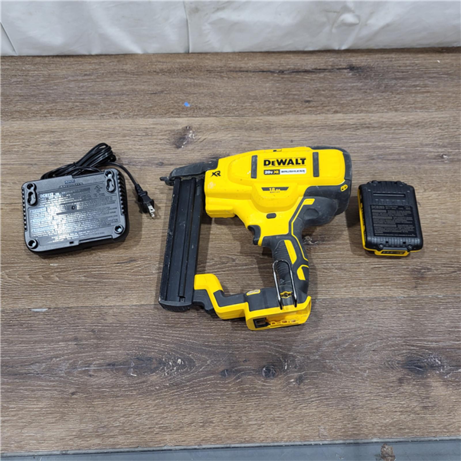 AS-IS  in Box DEWALT DCN681D1 20V 18Ga Stapler Kit