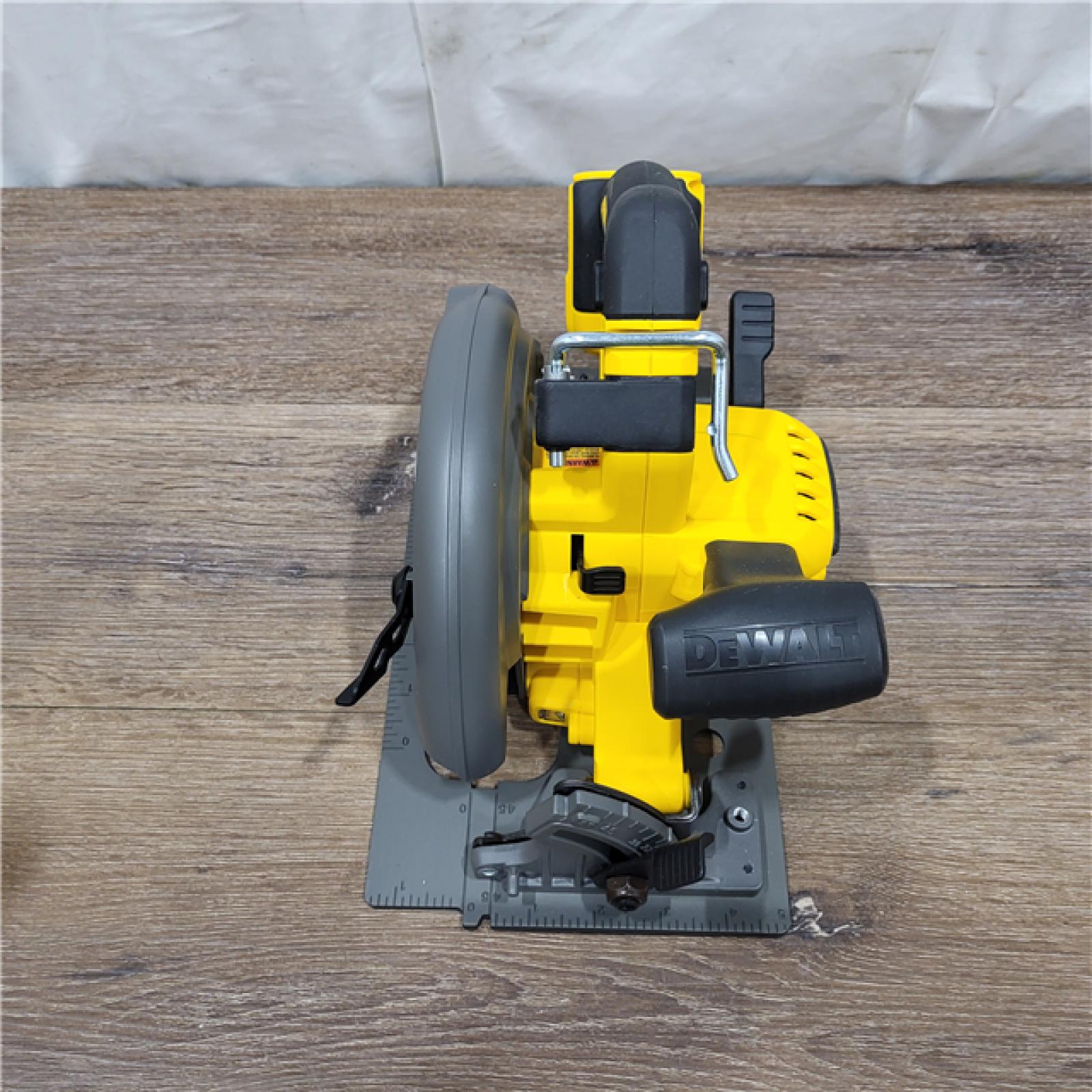 AS-IS DeWALT Flexvolt Max 7-1/4  60V Brushless Circular Saw DCS578B