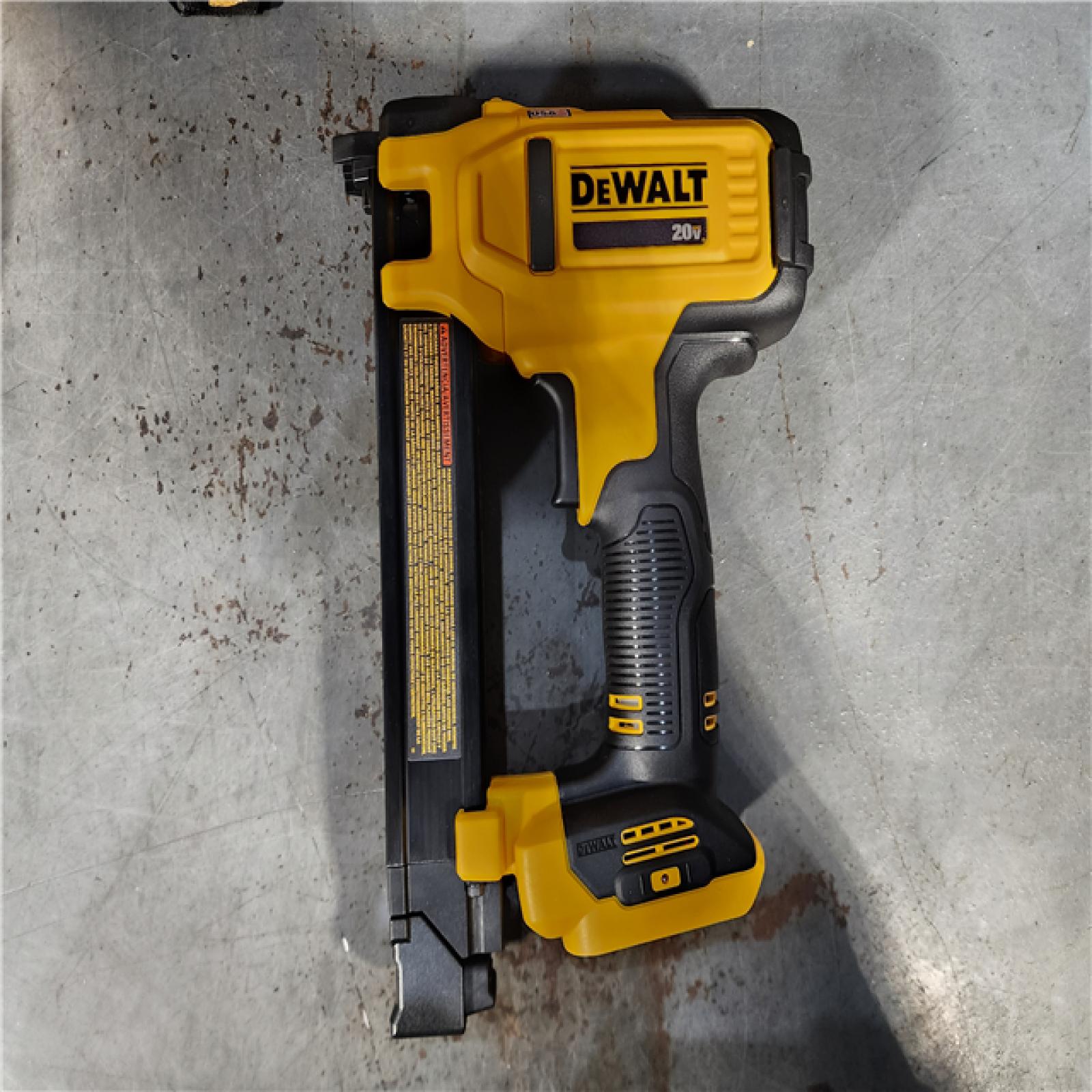 HOUSTON LOCATION - AS-IS (APPEARS LIKE NEW) Dewalt 20-Volt MAX Cordless Cable Stapler Kit