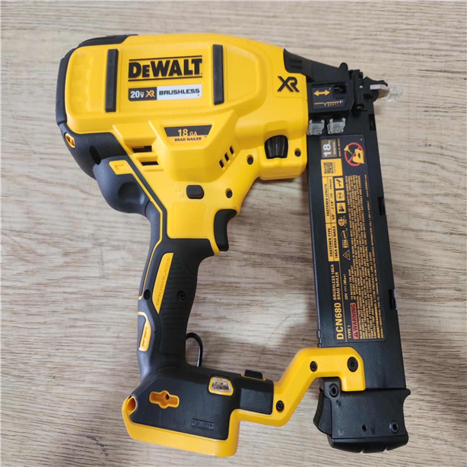 Phoenix Location DEWALT 20V MAX XR Lithium-Ion 18-Gauge Electric Cordless Brad Nailer Kit