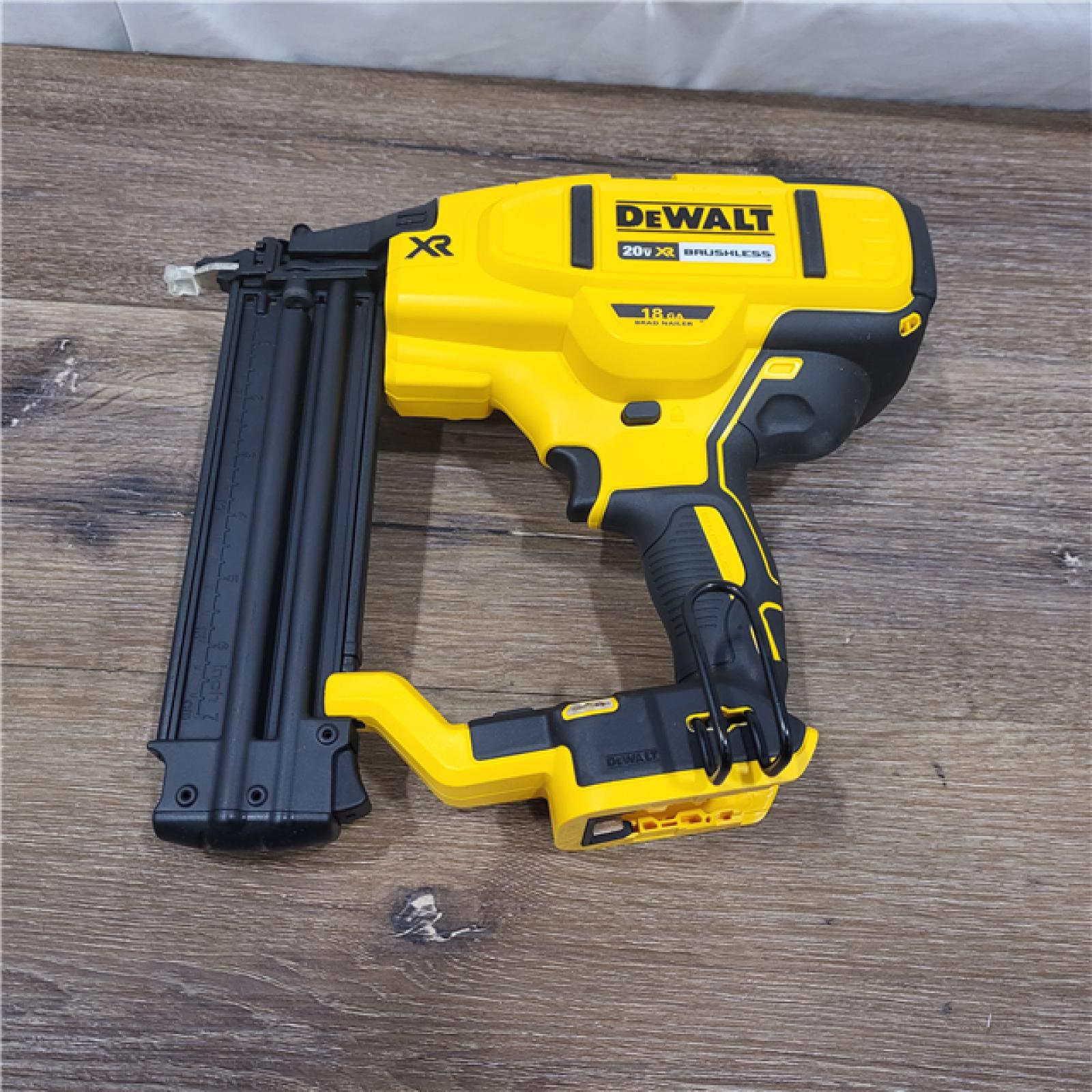 AS-IS DEWALT DCN681D1 20V 18Ga Stapler Kit