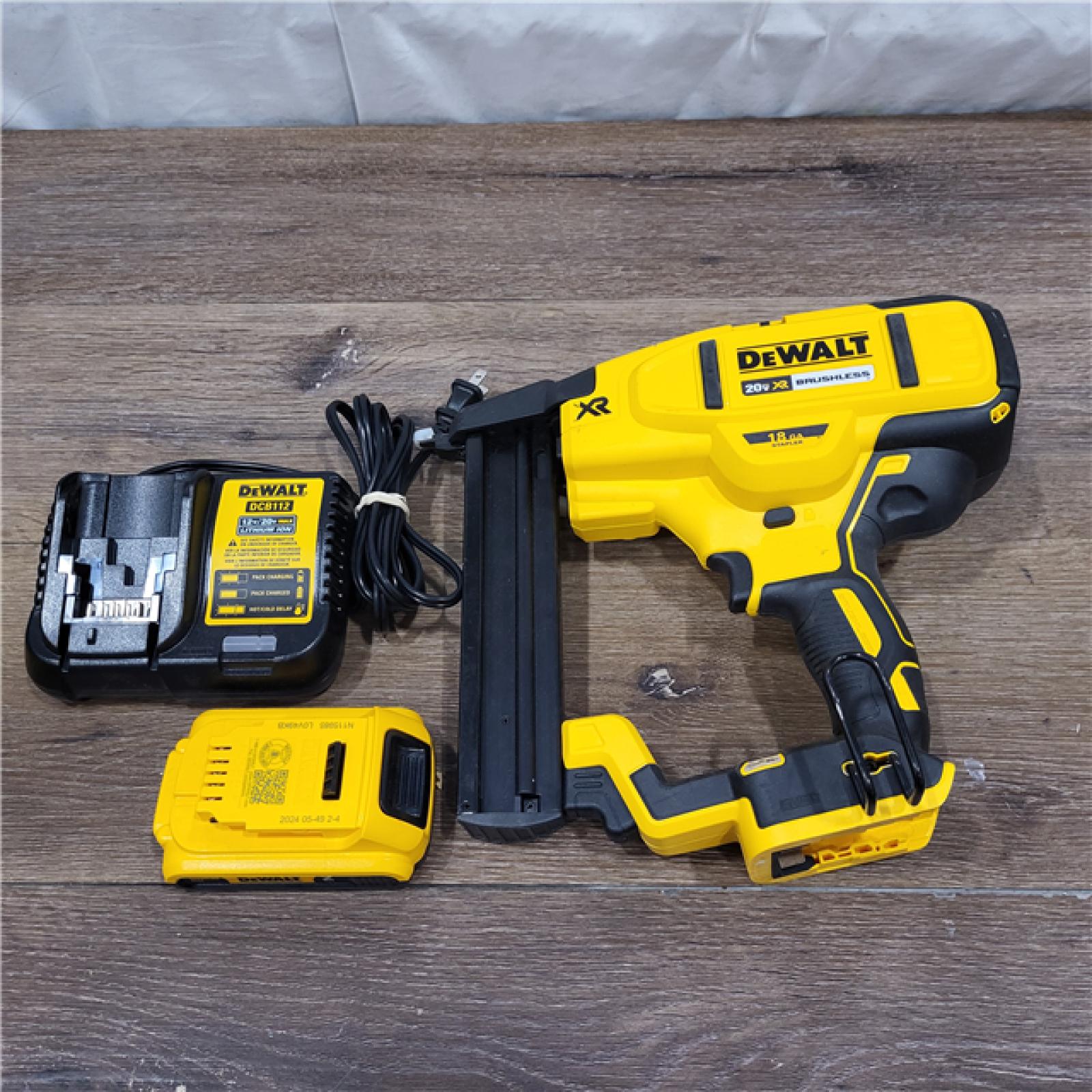 AS-IS in Box DEWALT DCN681D1 20V 18Ga Stapler Kit