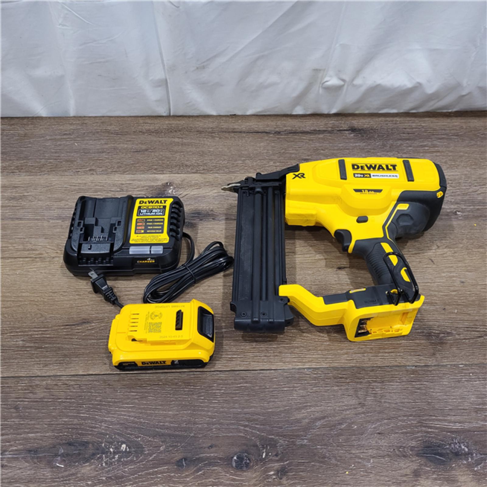 AS-IS DEWALT 20V MAX XR 18 Gauge Brad Nailer Kit