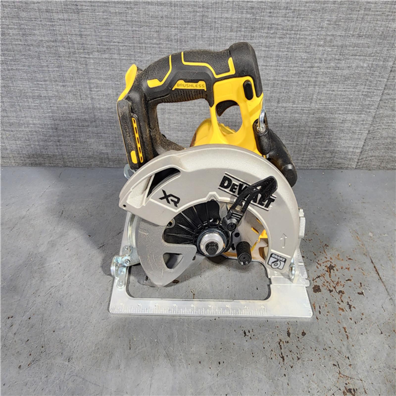 HOUSTON LOCATION - AS-IS DEWALT 20-Volt MAX 7-1/4 in. Cordless Circular Saw (Tool Only)