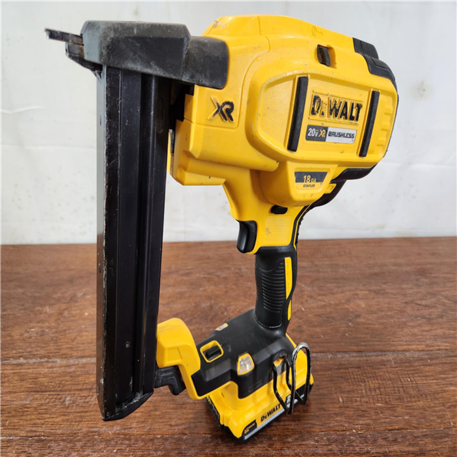 AS-IS DEWALT 20V MAX XR Brushless Cordless 18-Gauge Narrow Crown Stapler Kit