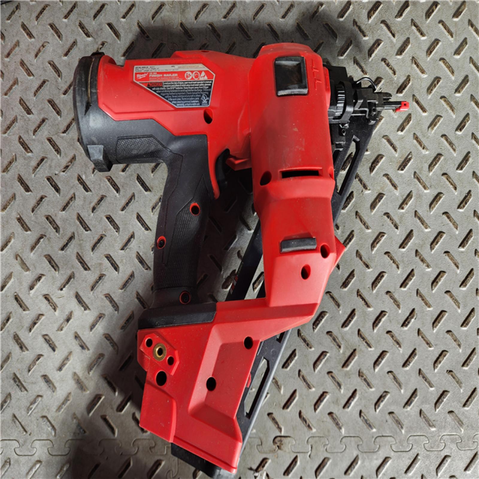 HOUSTON LOCATION - AS-IS Milwaukee 2839-20 M18 FUEL 15 Ga. 18 Volt Brushless Angled Finish Nailer (TOOL ONLY)