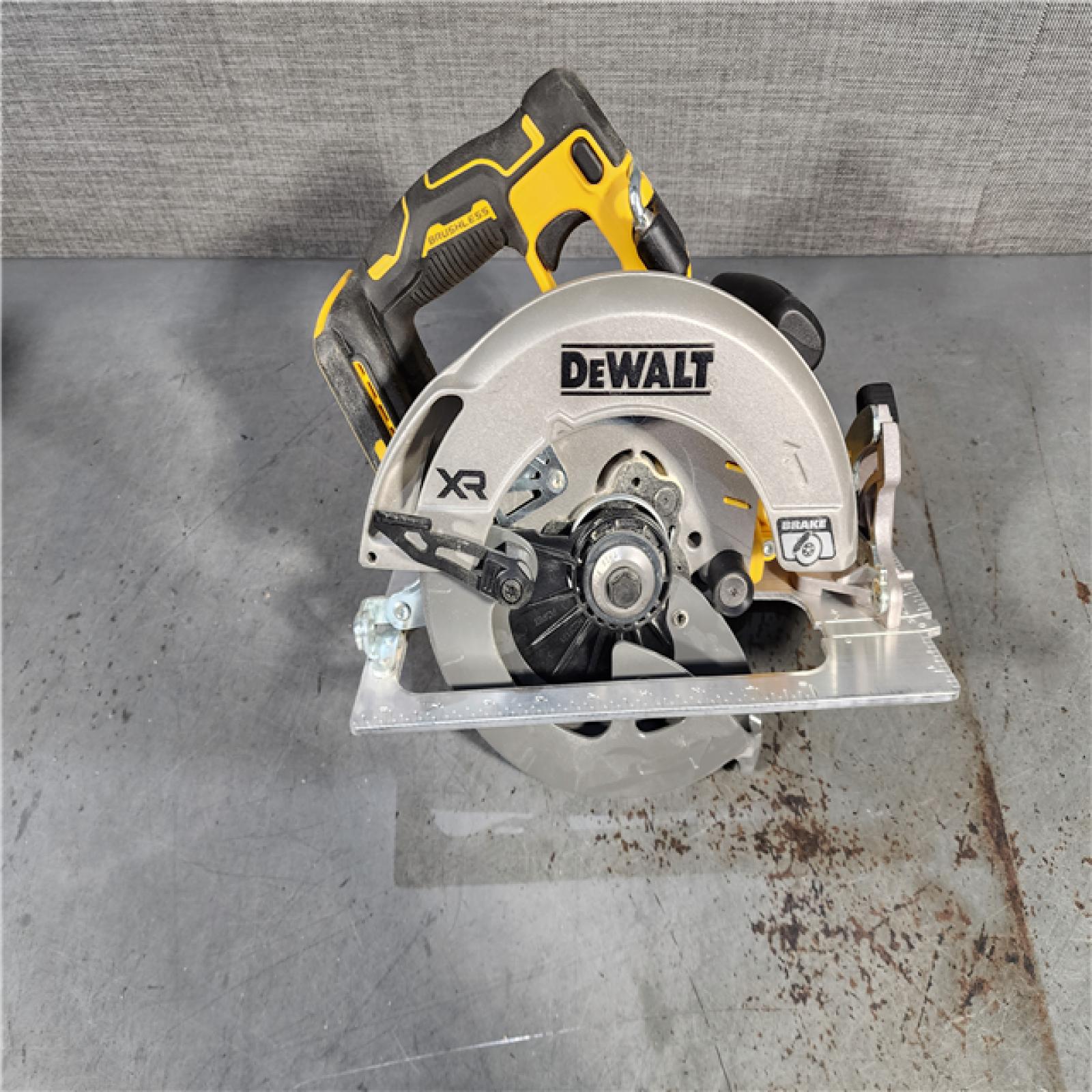 HOUSTON LOCATION - AS-IS DEWALT 20-Volt MAX 7-1/4 in. Cordless Circular Saw (Tool Only)