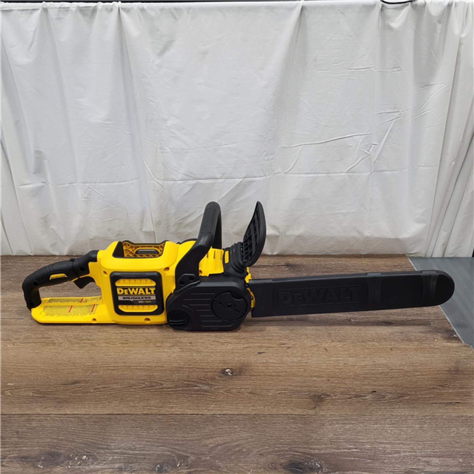 NEW DEWALT 20 in. 60-Volt Flexvolt Electric Cordless Chainsaw Kit with 20 in. Chainsaw Bar and 20 in. Chainsaw Chain 68 Drive Link