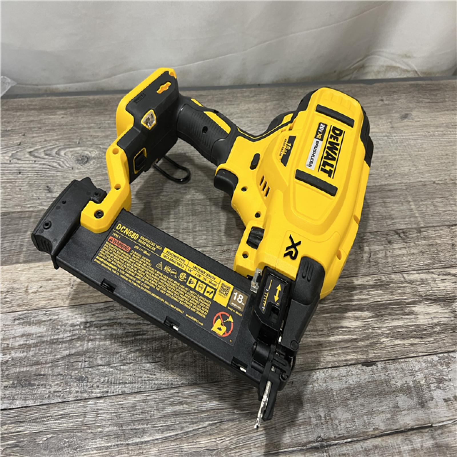 AS-IS DEWALT 20V-MAX XR 18GA BRAD NAILER KIT