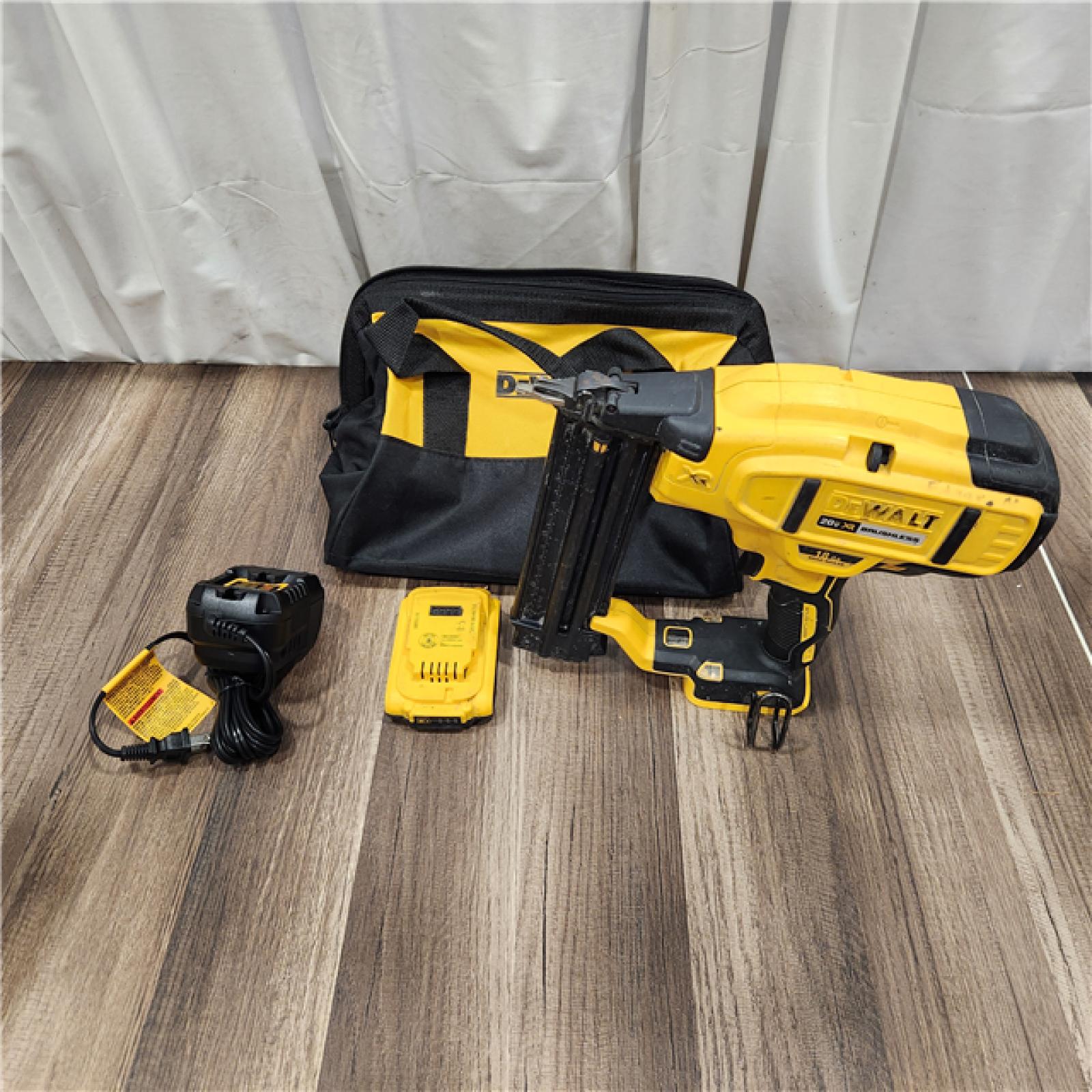 AS IS DEWALT 20V MAX XR 18 Gauge Brad Nailer Kit