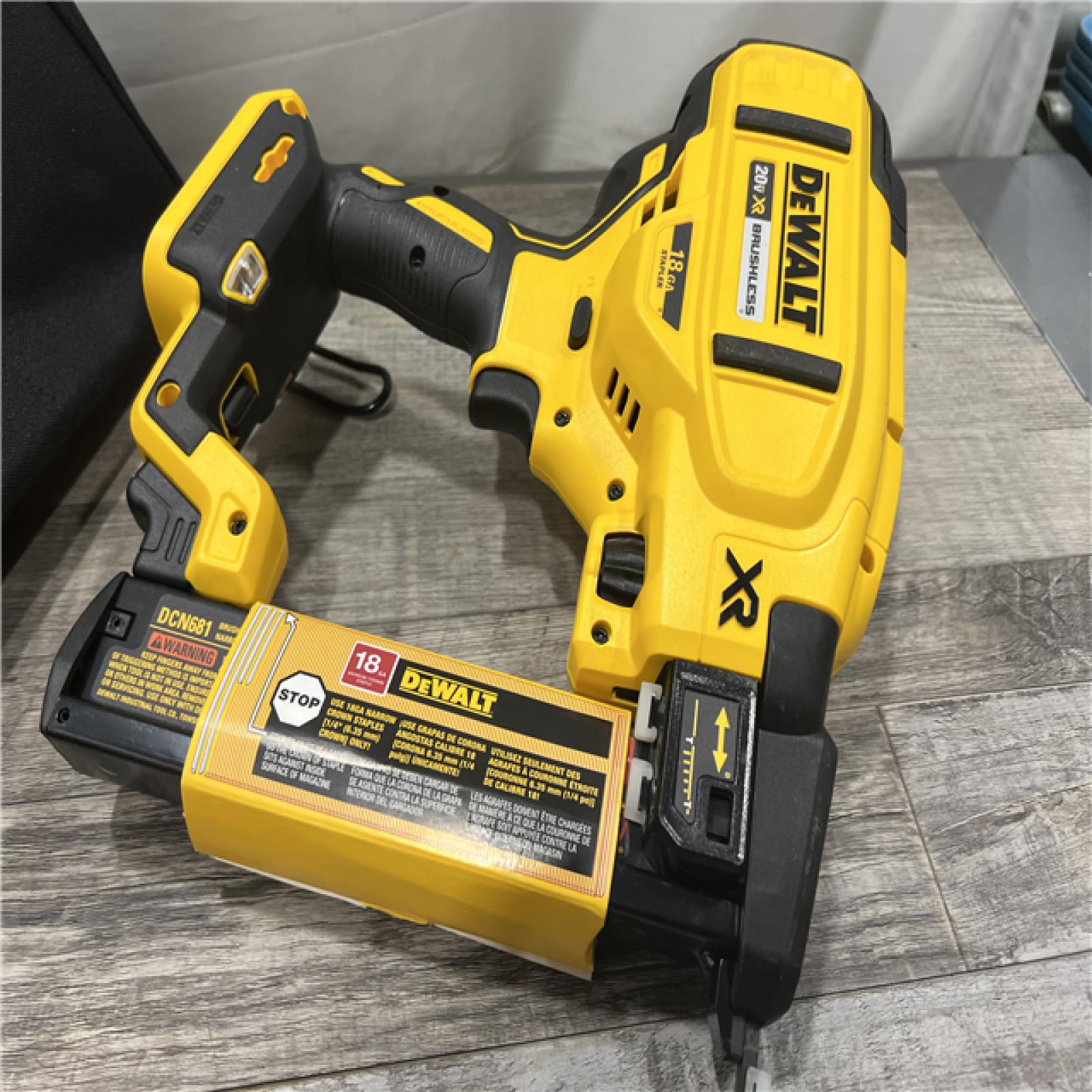 AS-IS DEWALT DCN681D1 20V 18Ga Stapler Kit