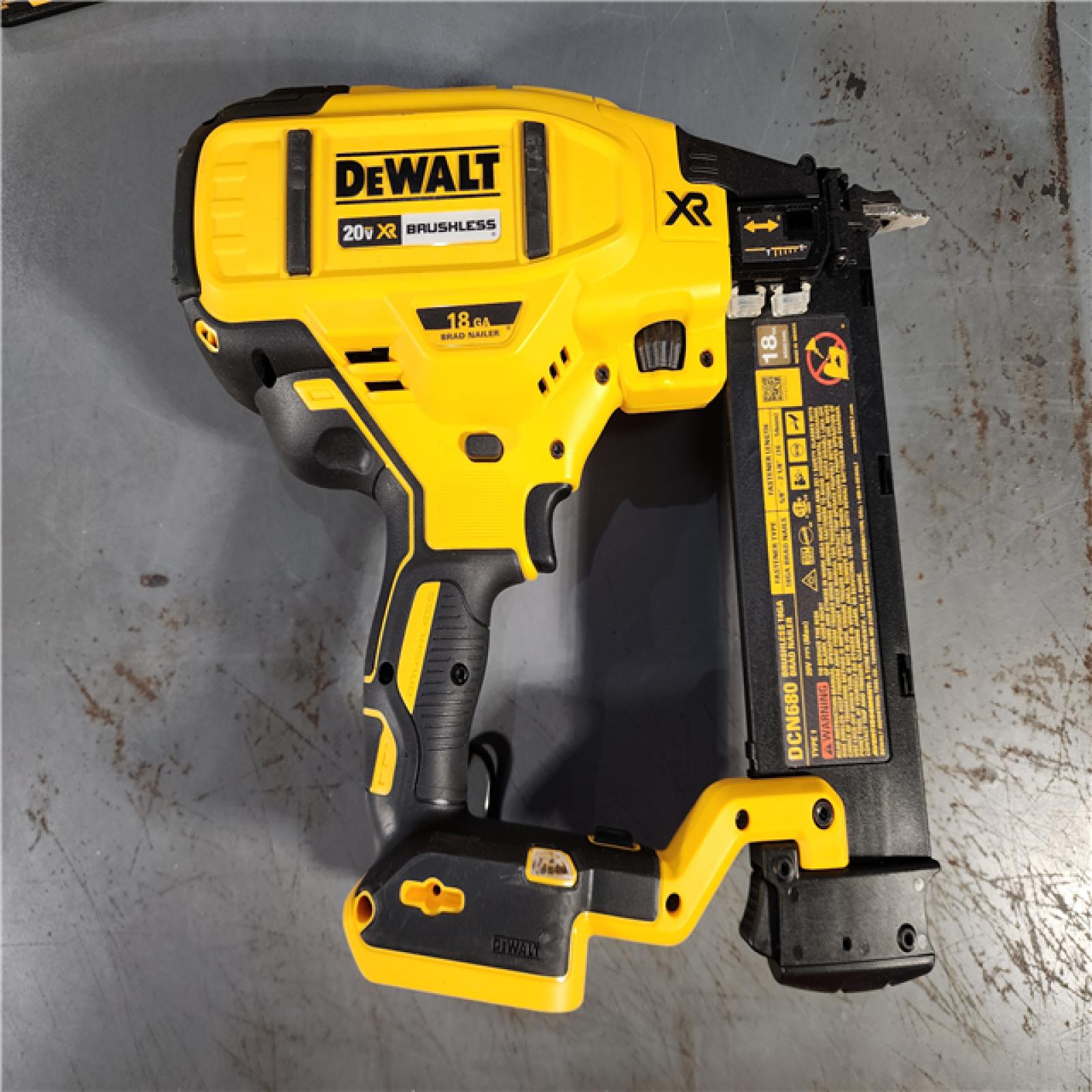 HOUSTON LOCATION - AS-IS (APPEARS LIKE NEW) DEWALT 20V MAX XR 18 Gauge Brad Nailer Kit